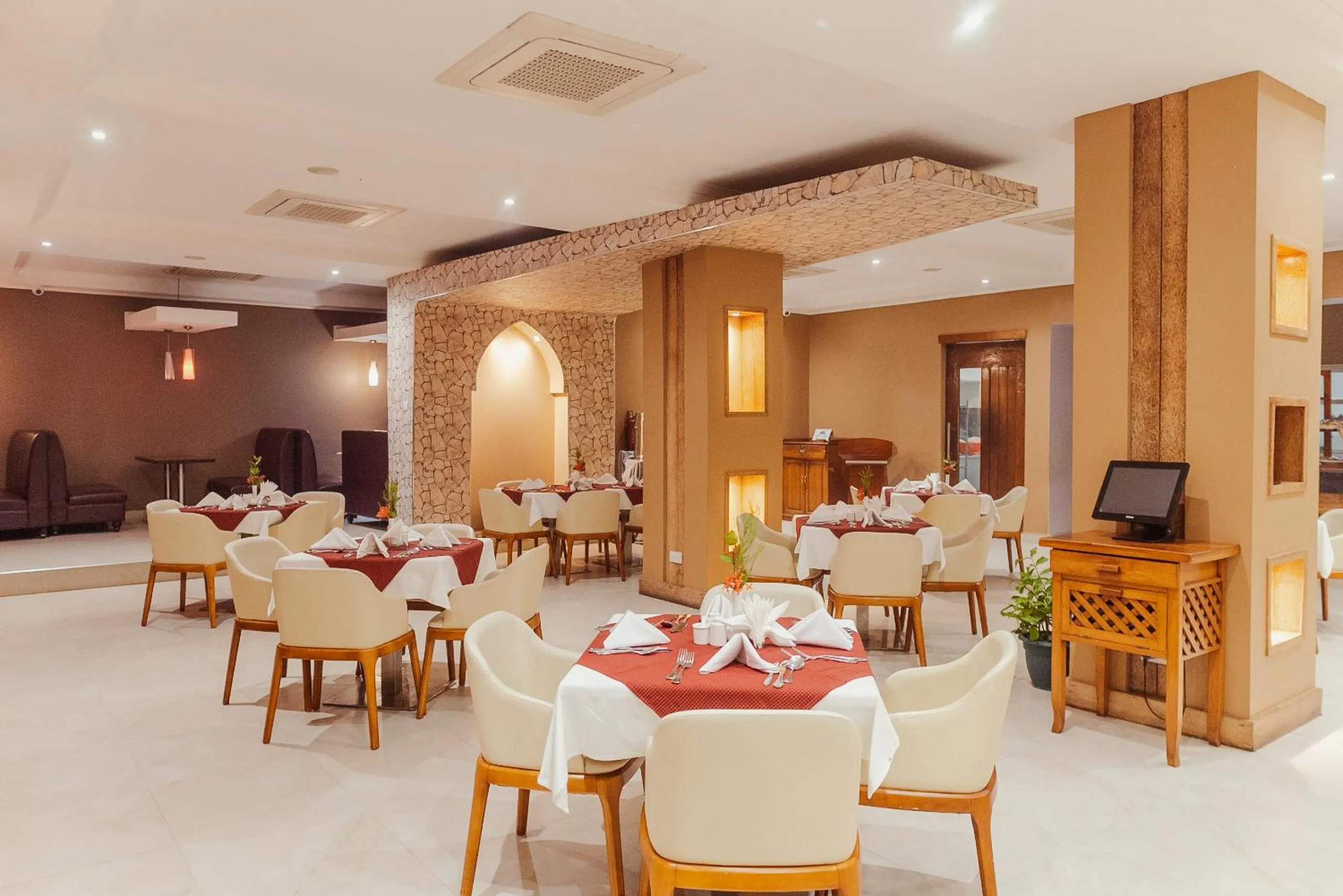 Restaurant/places to eat in Tanga Beach Resort & Spa