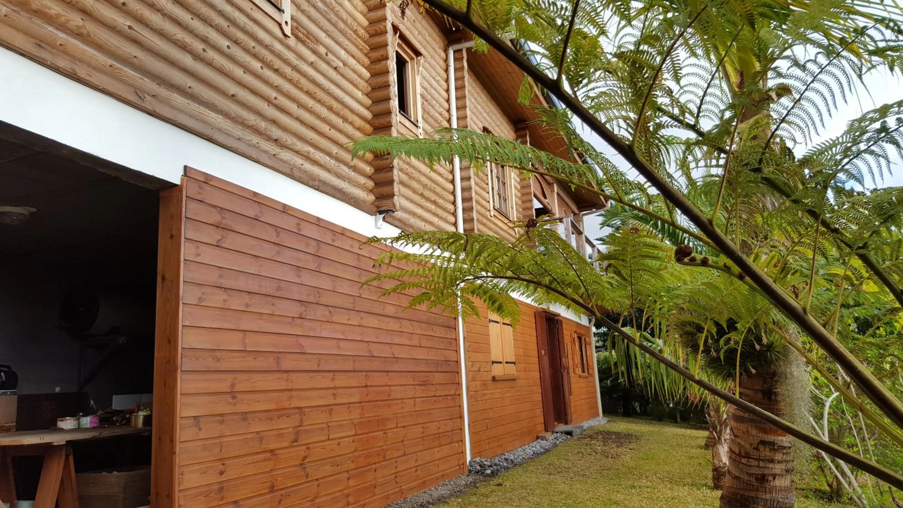 Garden view in Le Chalet de la Fontaine Saint Leu
