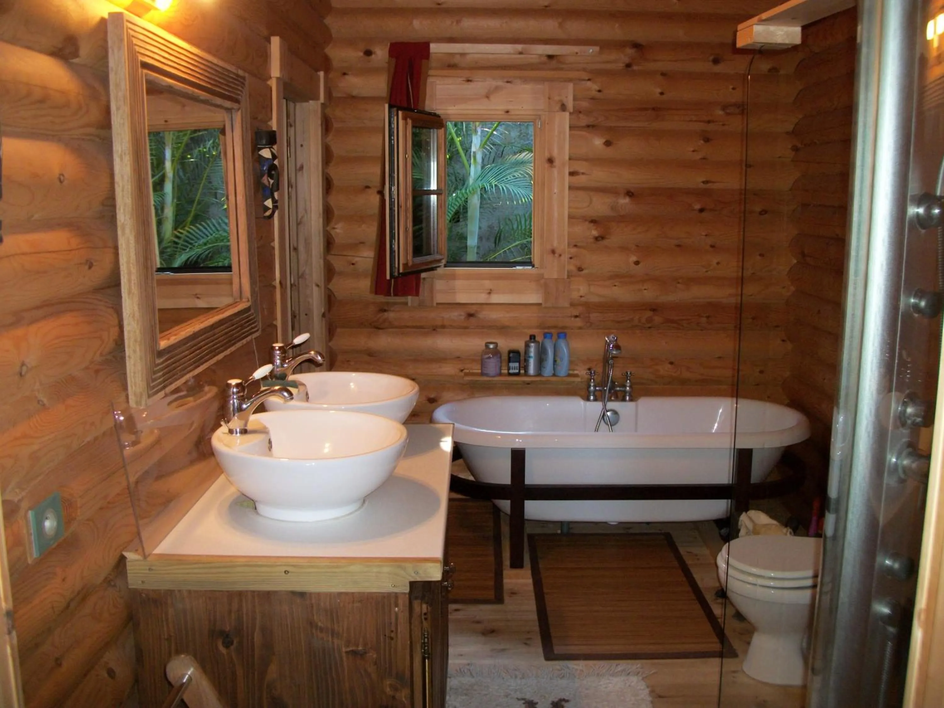 Bathroom in Le Chalet de la Fontaine Saint Leu