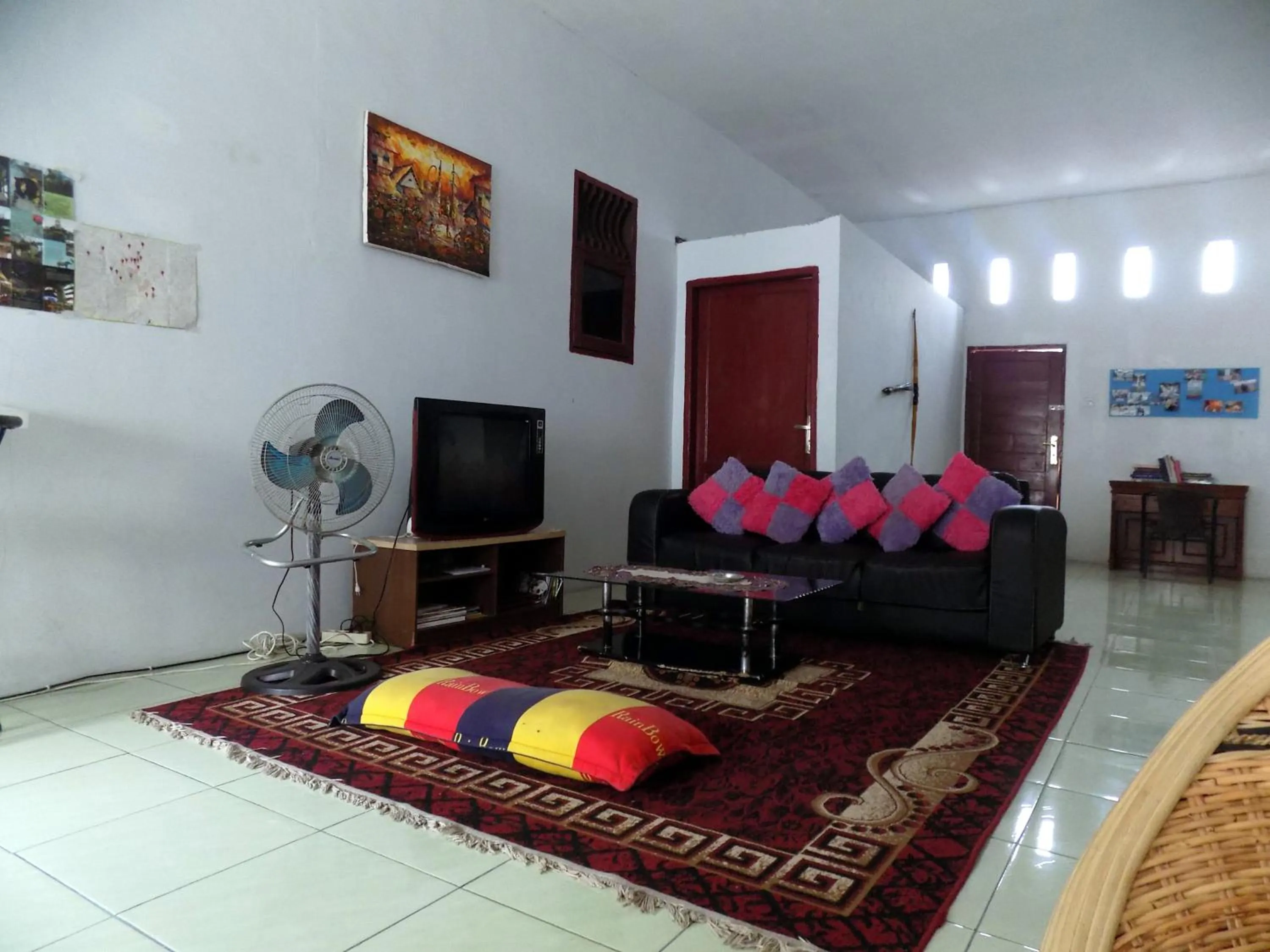Communal lounge/ TV room in Amelia 2 Guest House Syariah