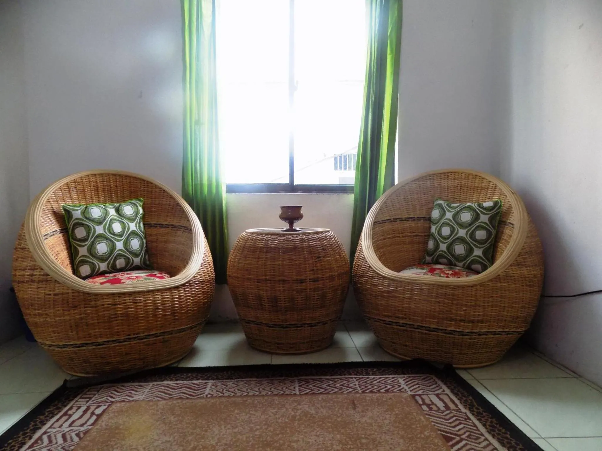 Communal lounge/ TV room in Amelia 2 Guest House Syariah