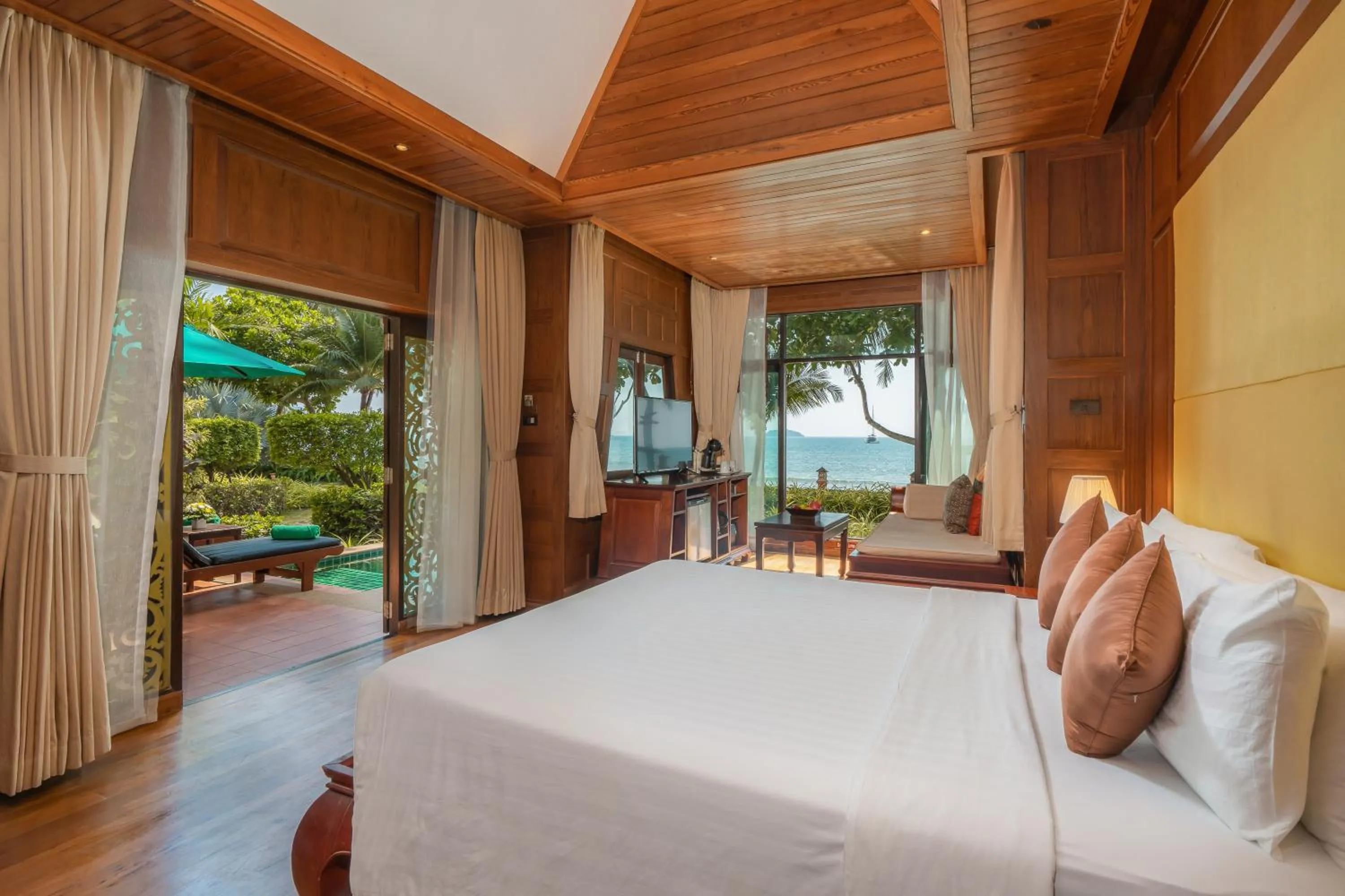 Photo of the whole room, Bed in Koh Chang Paradise Resort & Spa