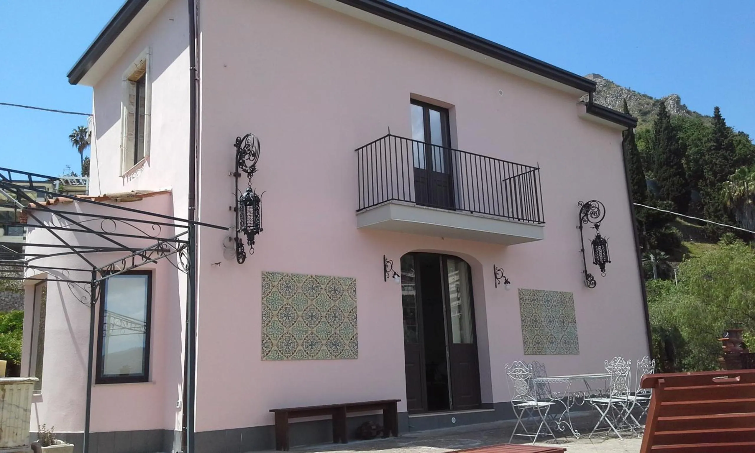 Property building in La cage aux folles B&B