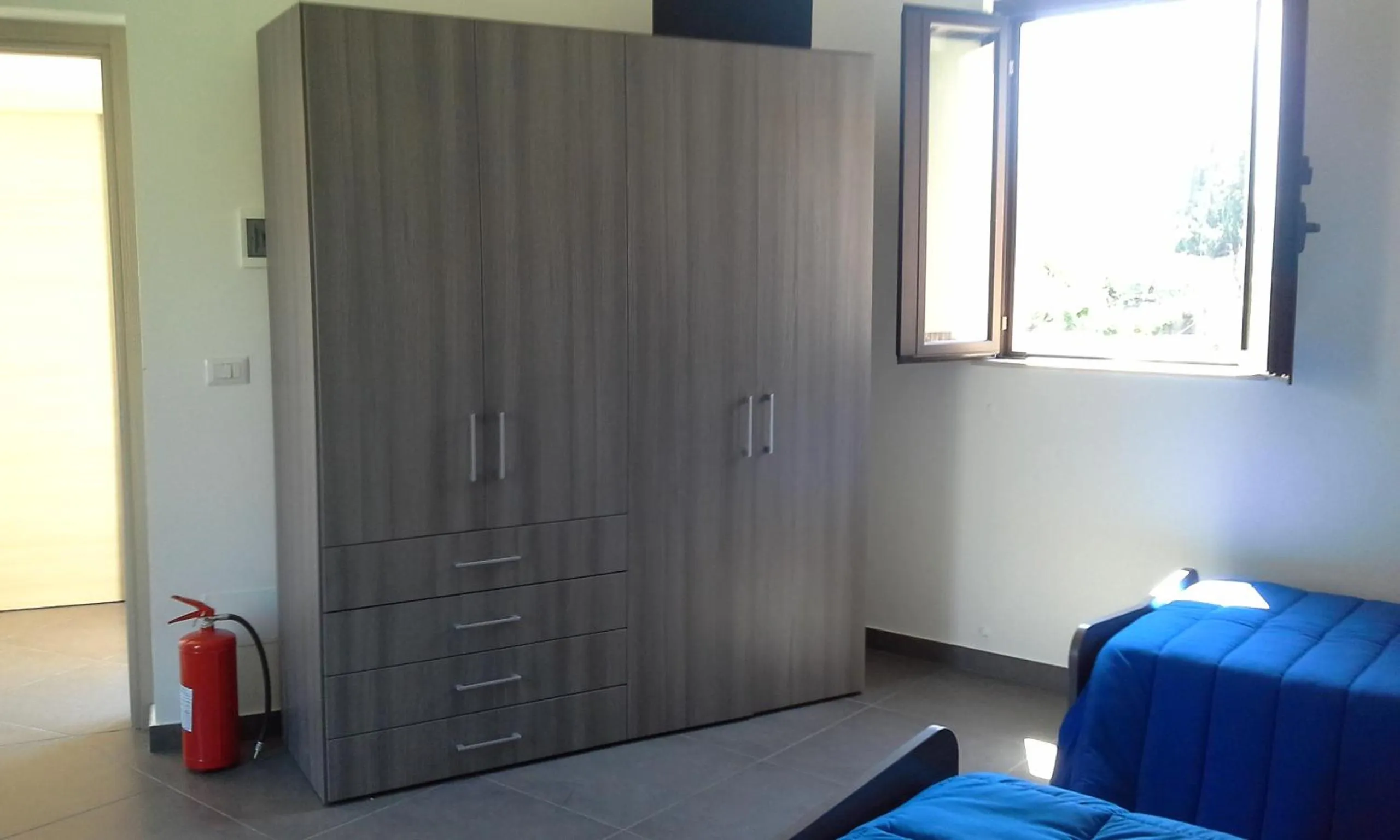 Photo of the whole room in La cage aux folles B&B