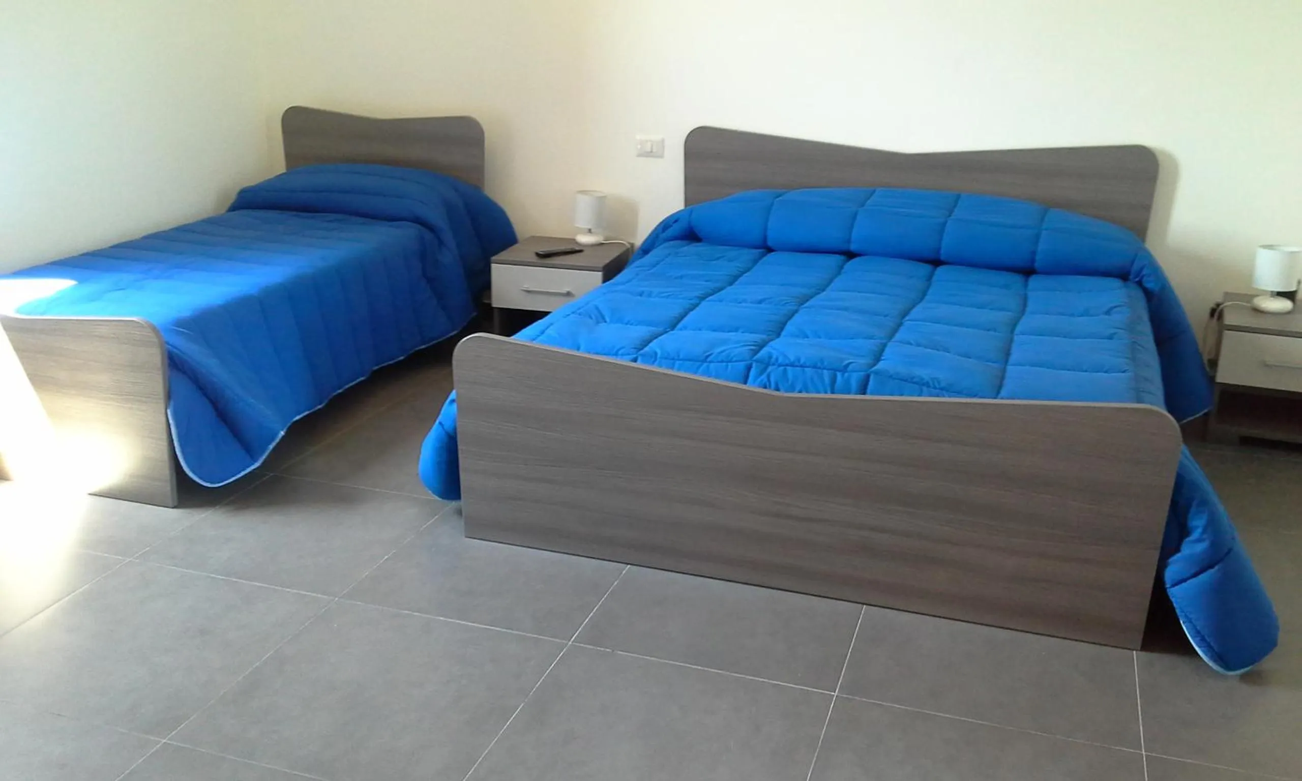 Photo of the whole room, Bed in La cage aux folles B&B