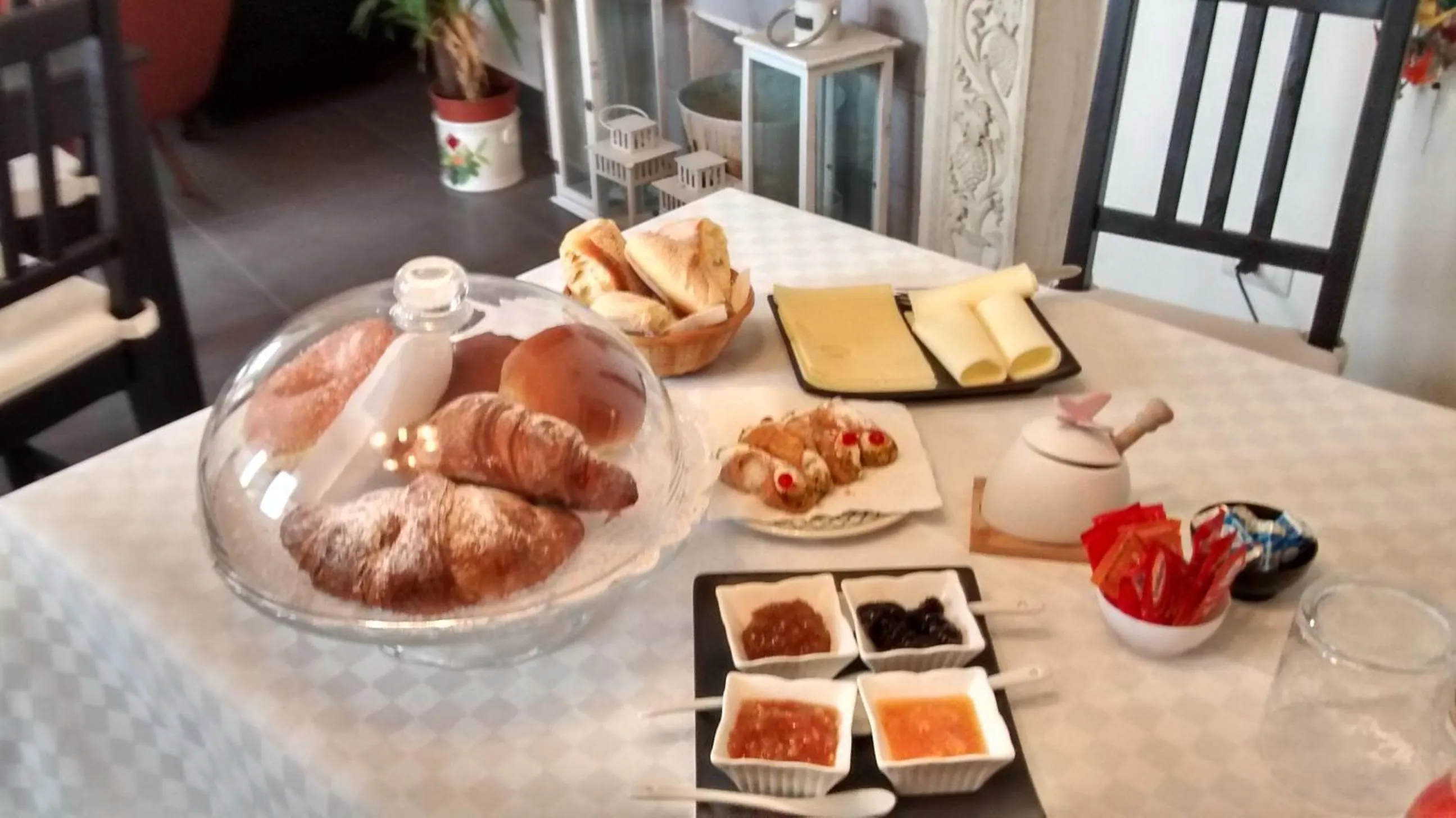 Breakfast in La cage aux folles B&B