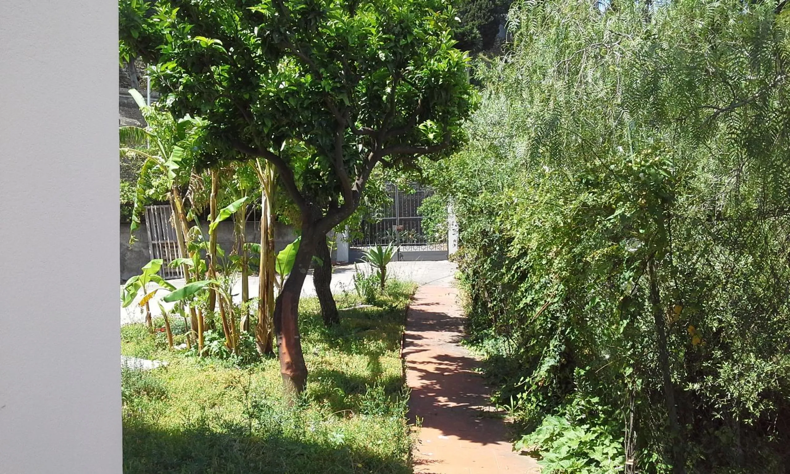 Facade/entrance in La cage aux folles B&B