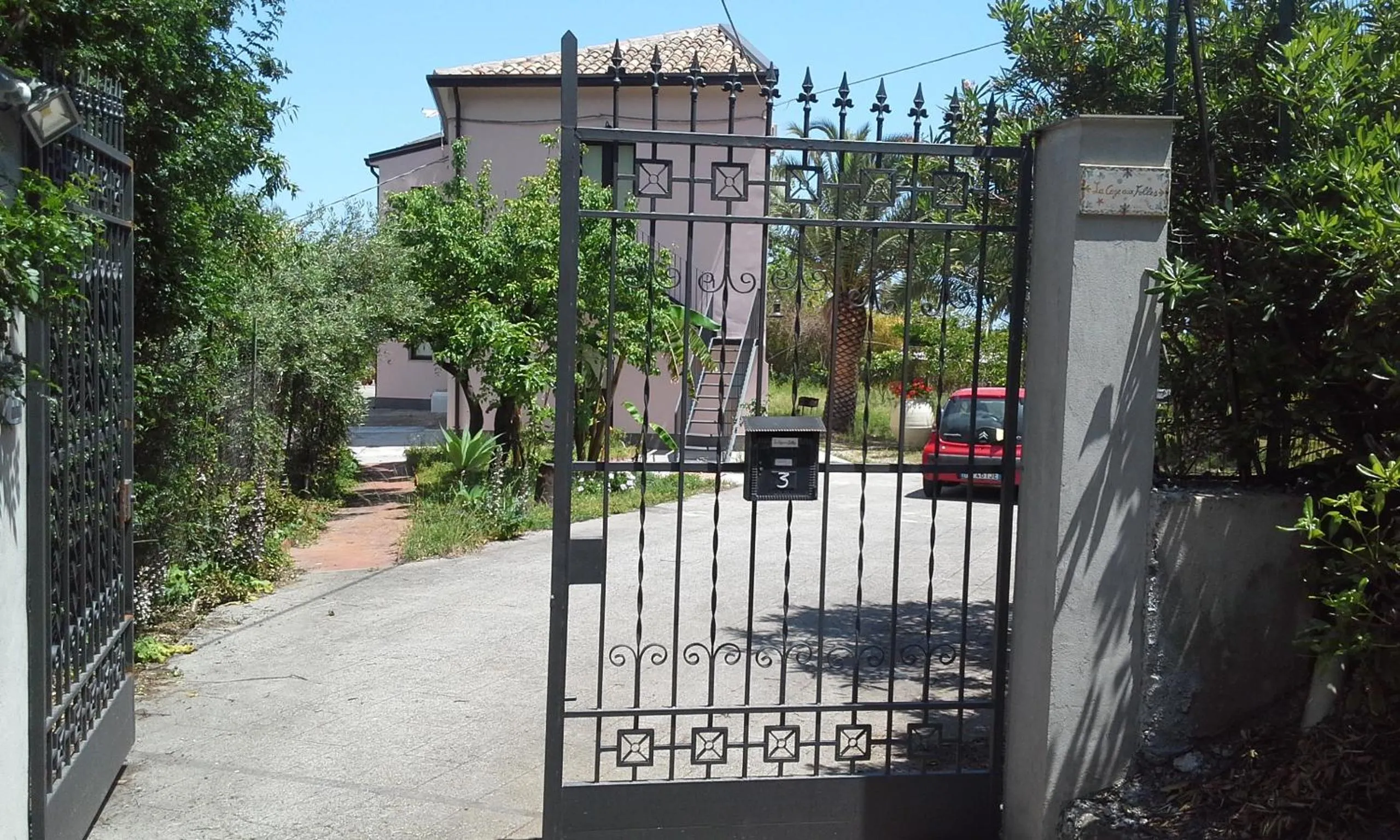 Property building in La cage aux folles B&B