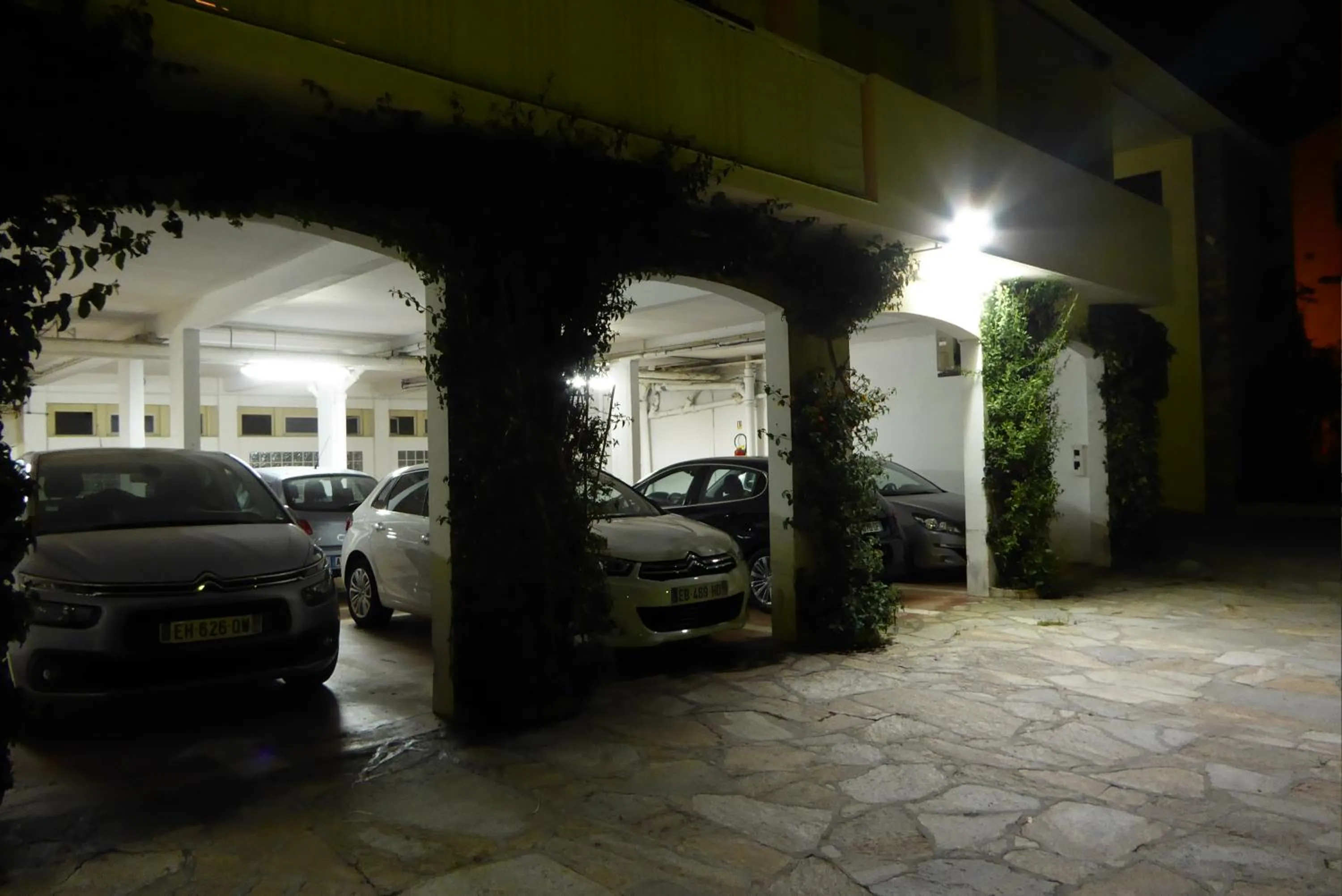 Parking in Hotel Cyrnea