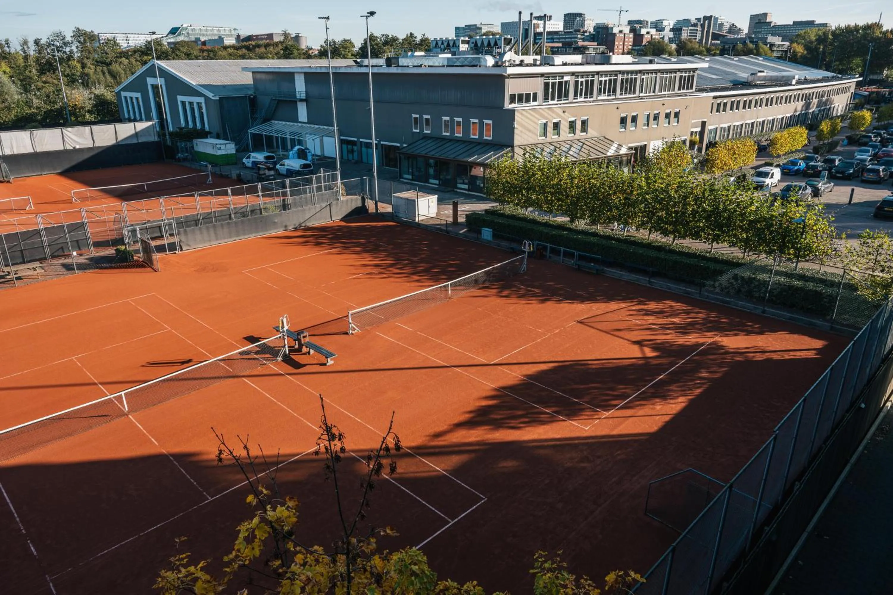 Tennis court in Hotel & Wellness Zuiver