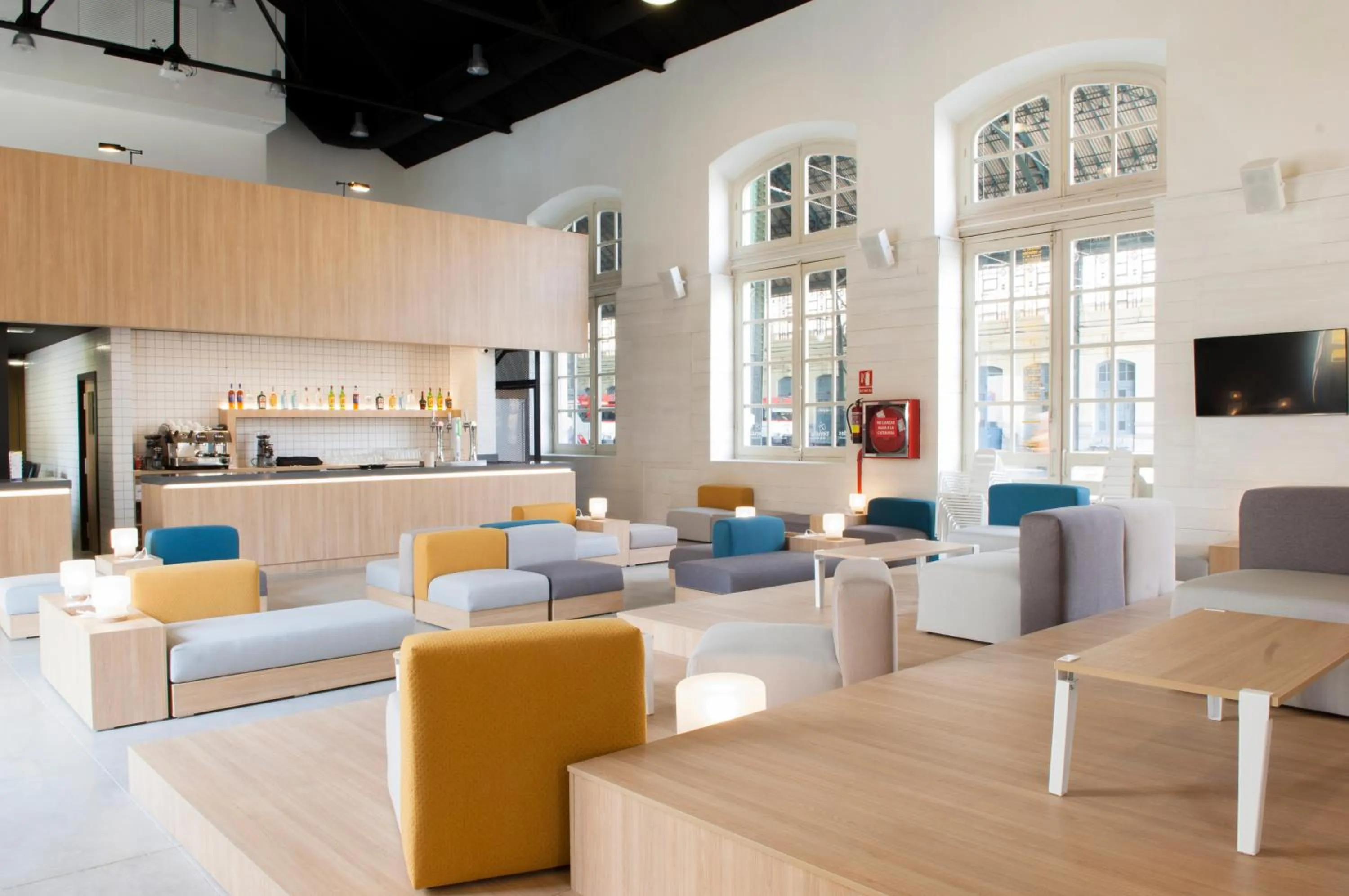 Communal lounge/ TV room in UP Hostel Valencia