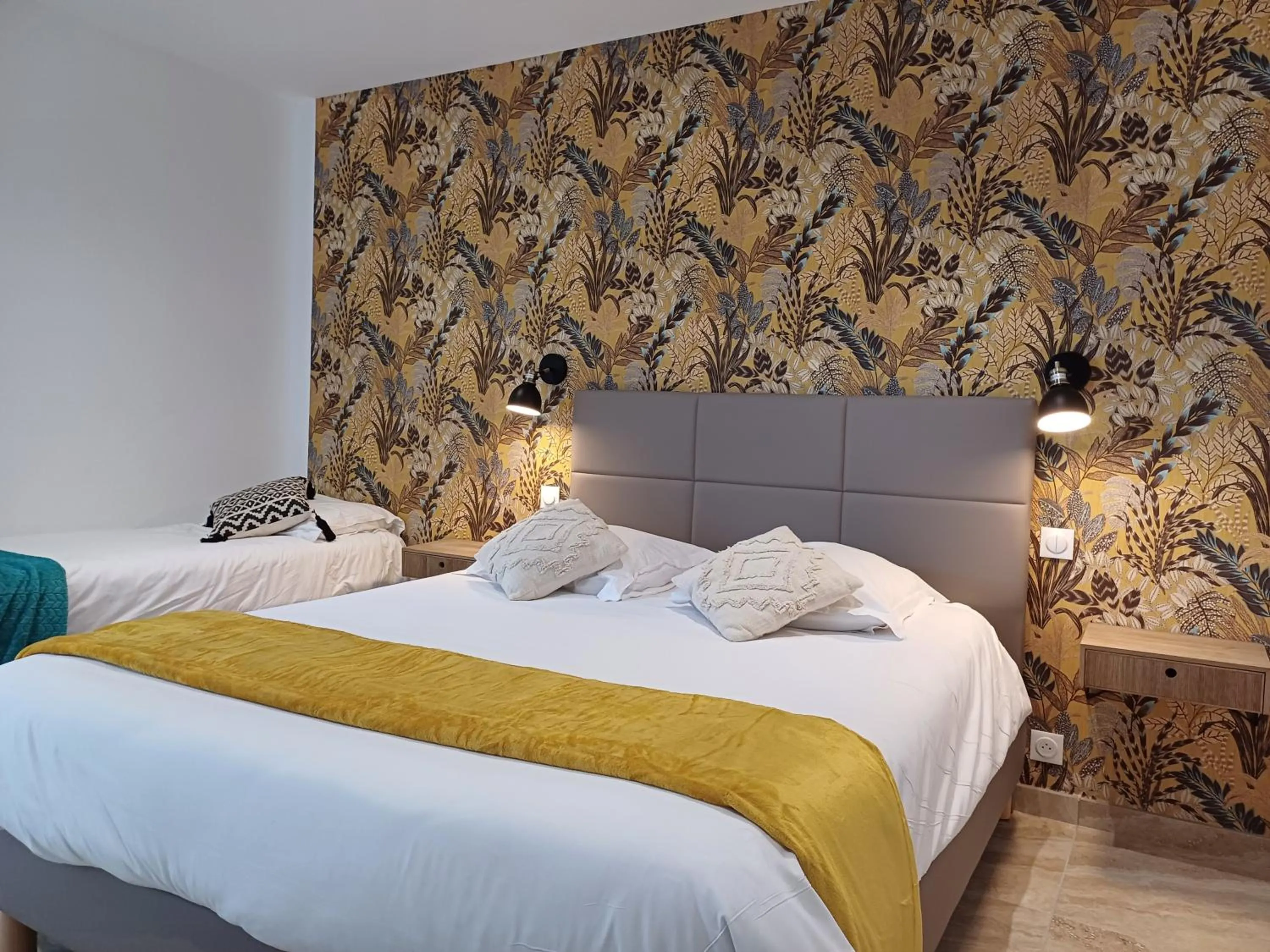 Bedroom, Bed in Logis Hotel Le Chêne Vert