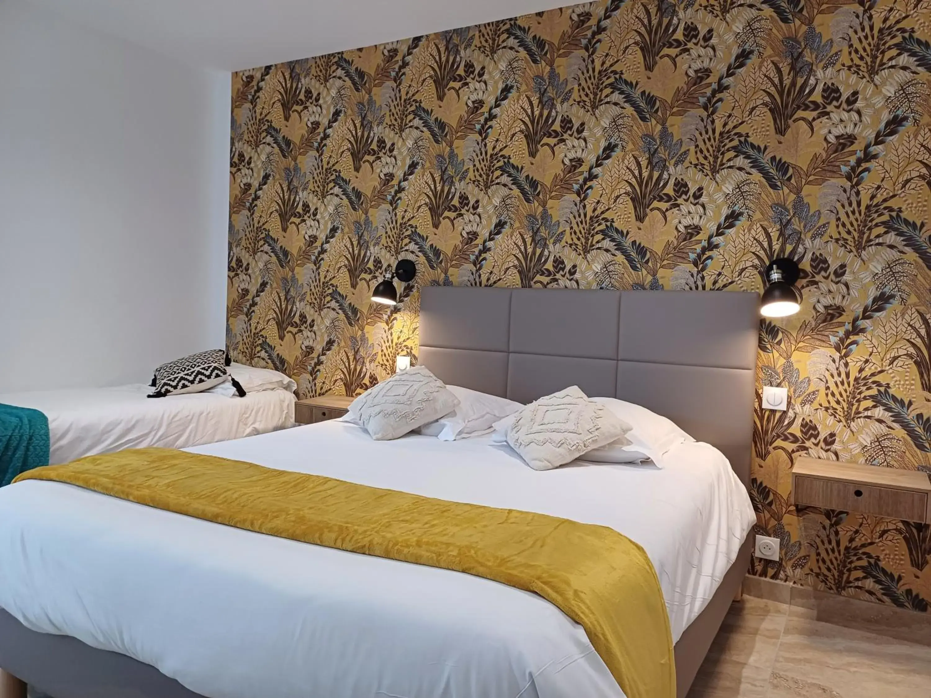 Triple Room in Logis Hotel Le Chêne Vert Triple Room in Logis Hotel Le Chêne Vert