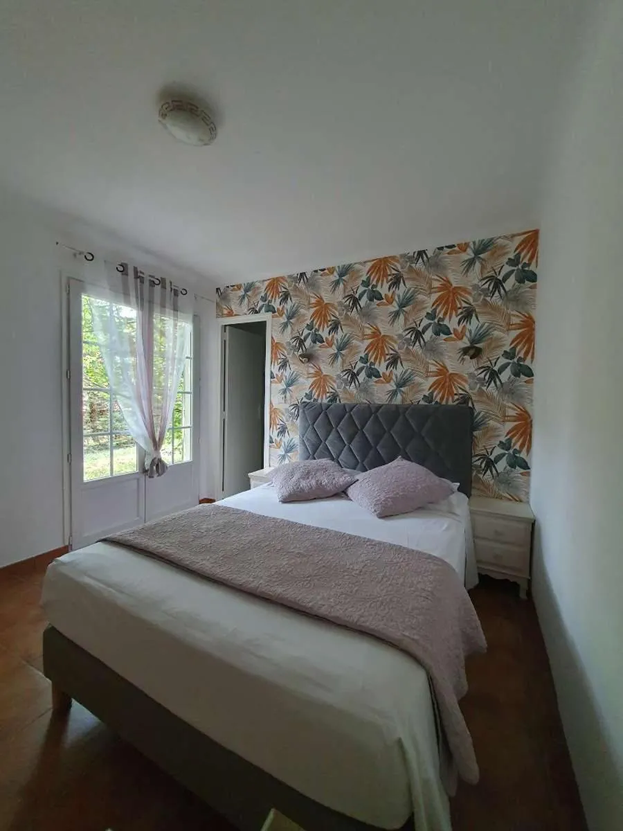 Bed in Logis Hotel Le Chêne Vert