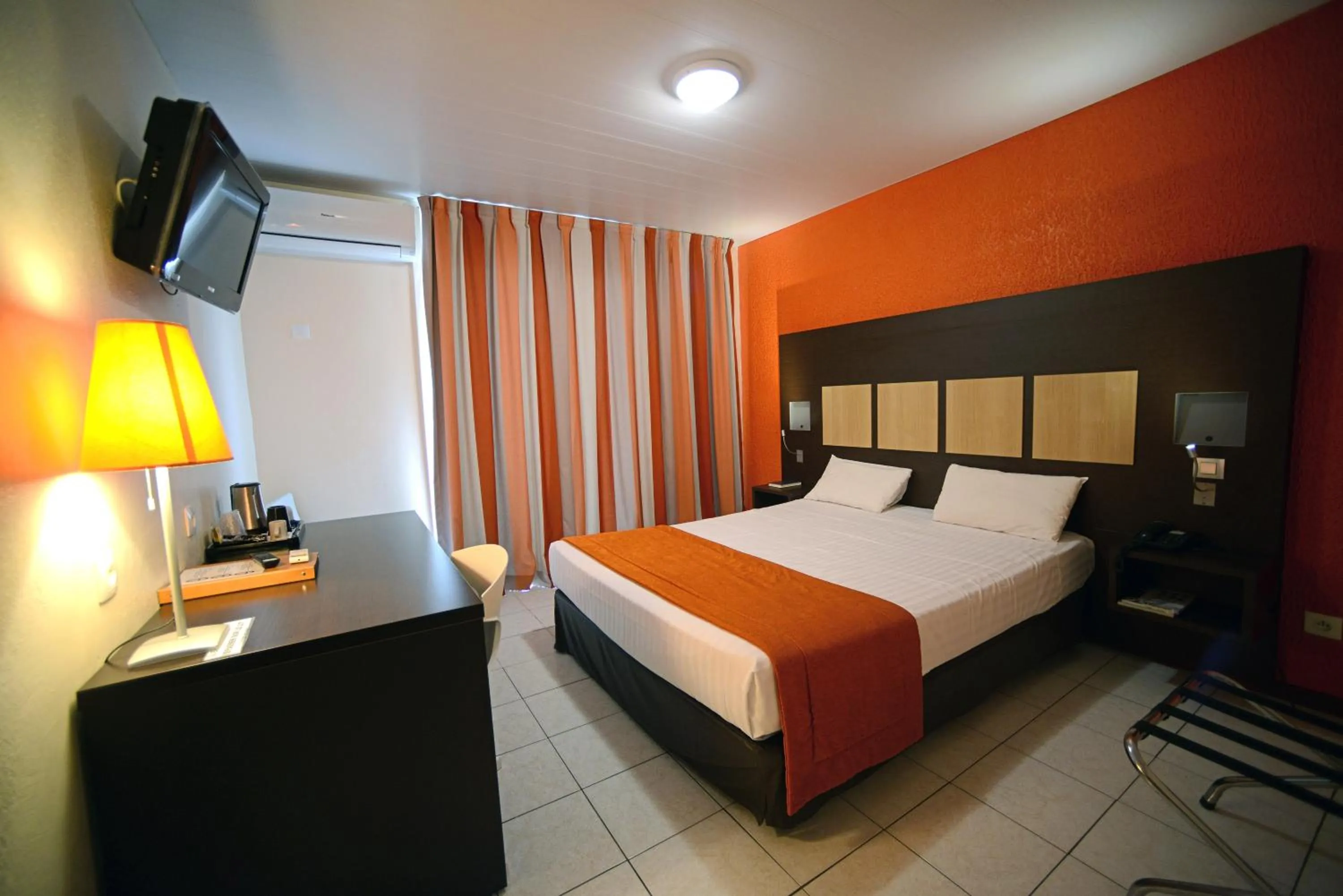 Coffee/tea facilities, Bed in Central Hotel Cayenne