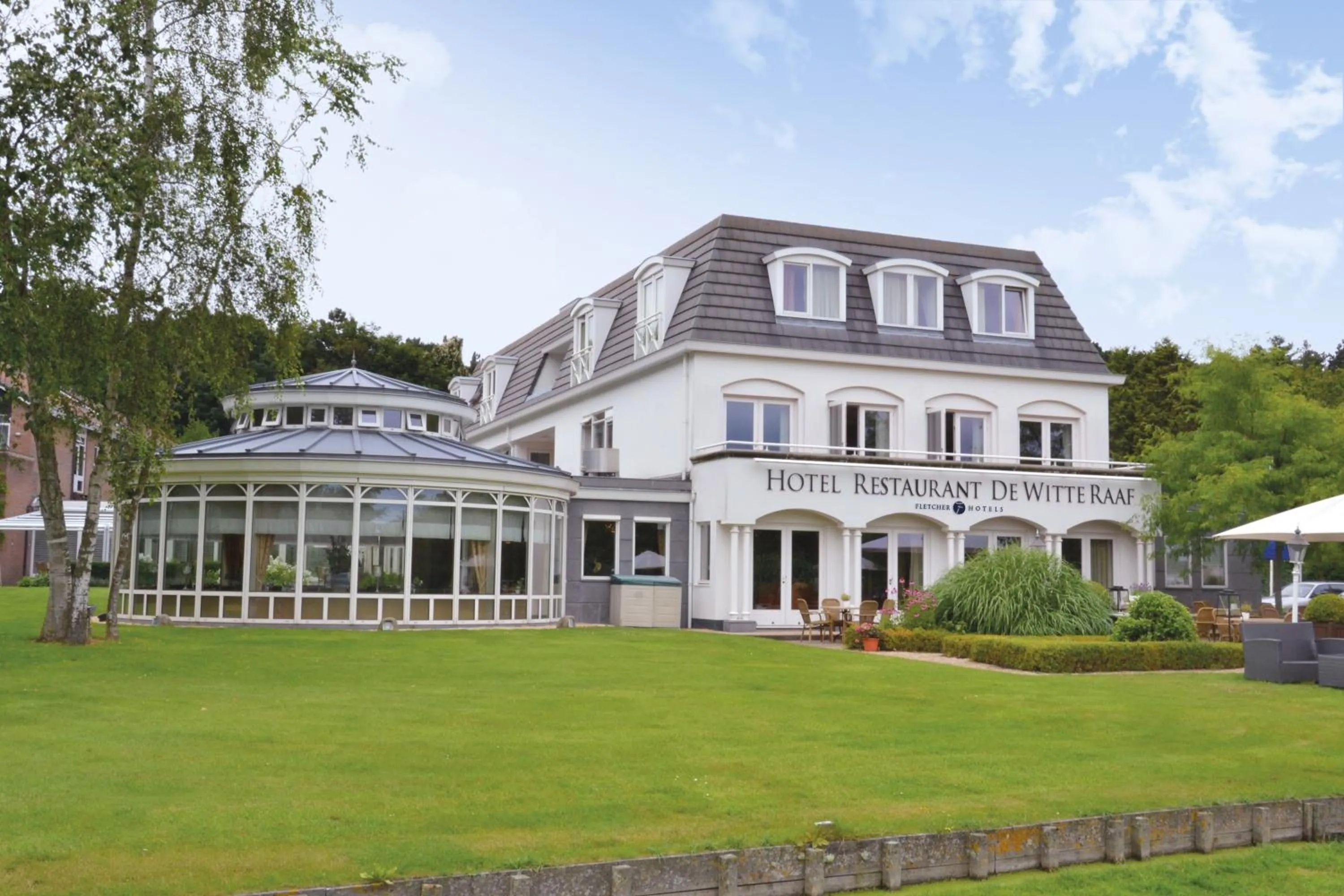 Property building in Fletcher Hotel Restaurant De Witte Raaf