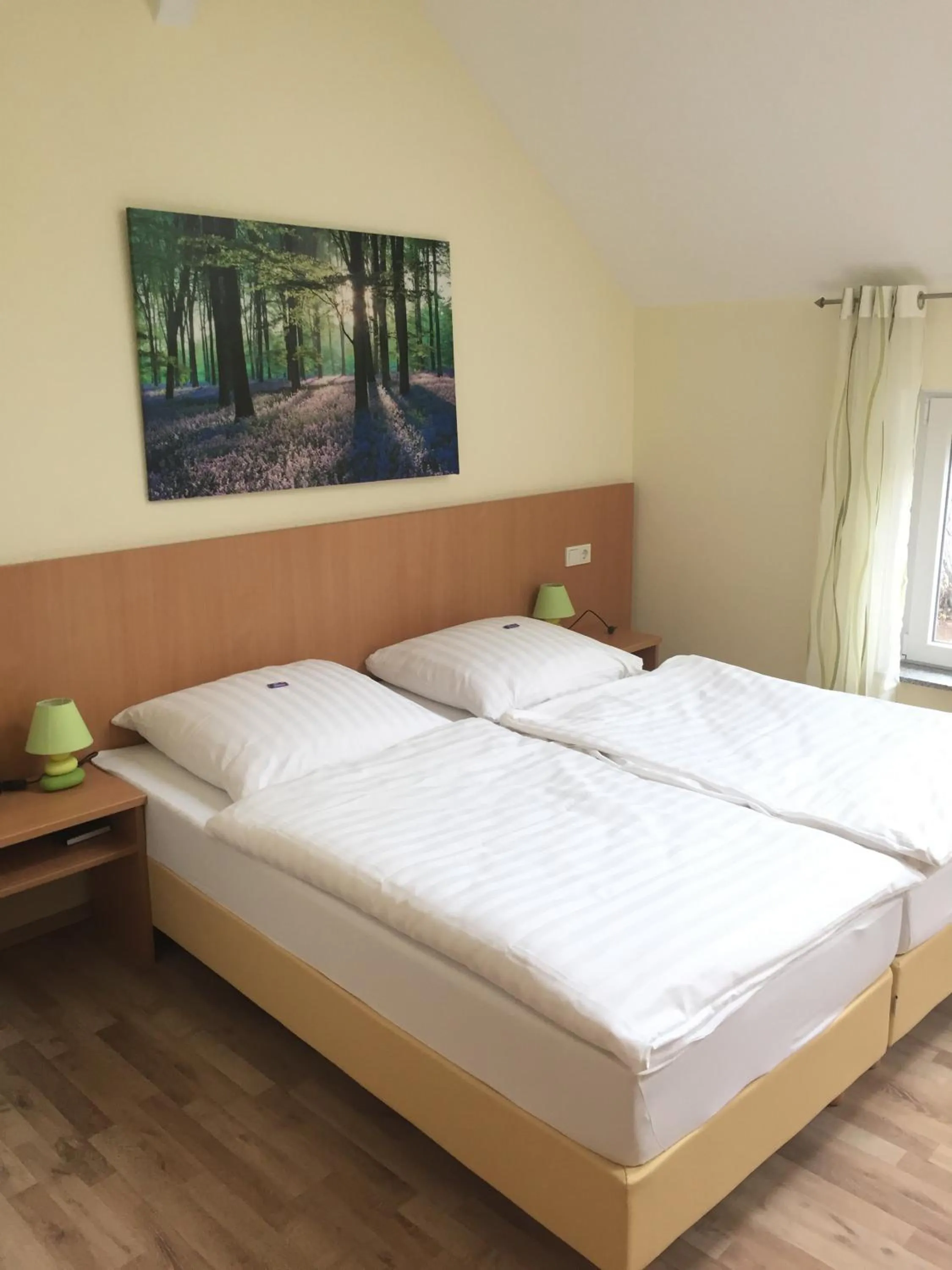 Photo of the whole room, Bed in Pension im Wirtshaus Himberg