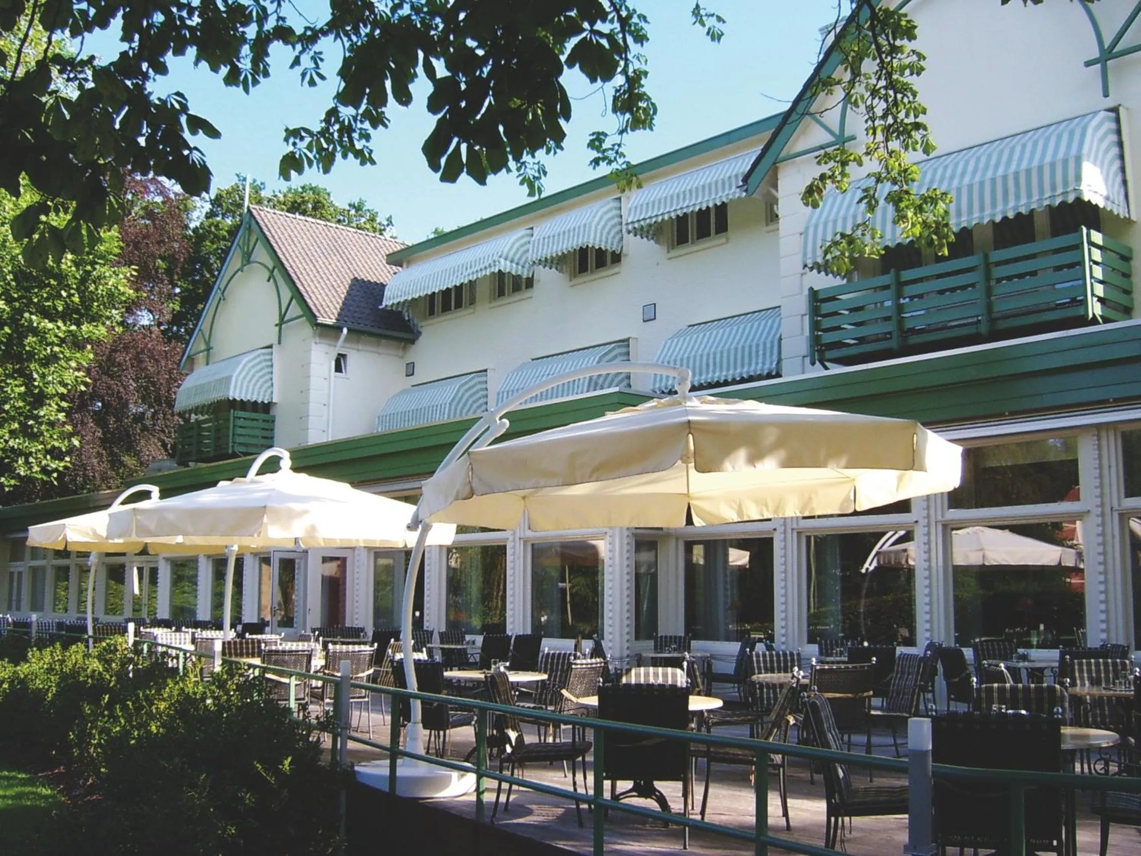 Facade/entrance in Fletcher Familiehotel Paterswolde