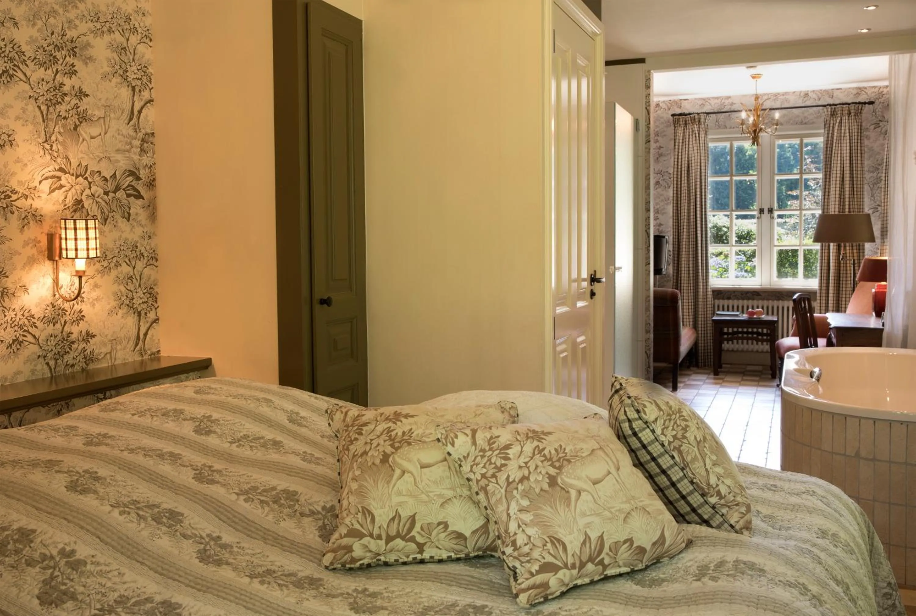 Photo of the whole room, Bed in Relais & Chateaux Hotel Landgoed Het Roode Koper