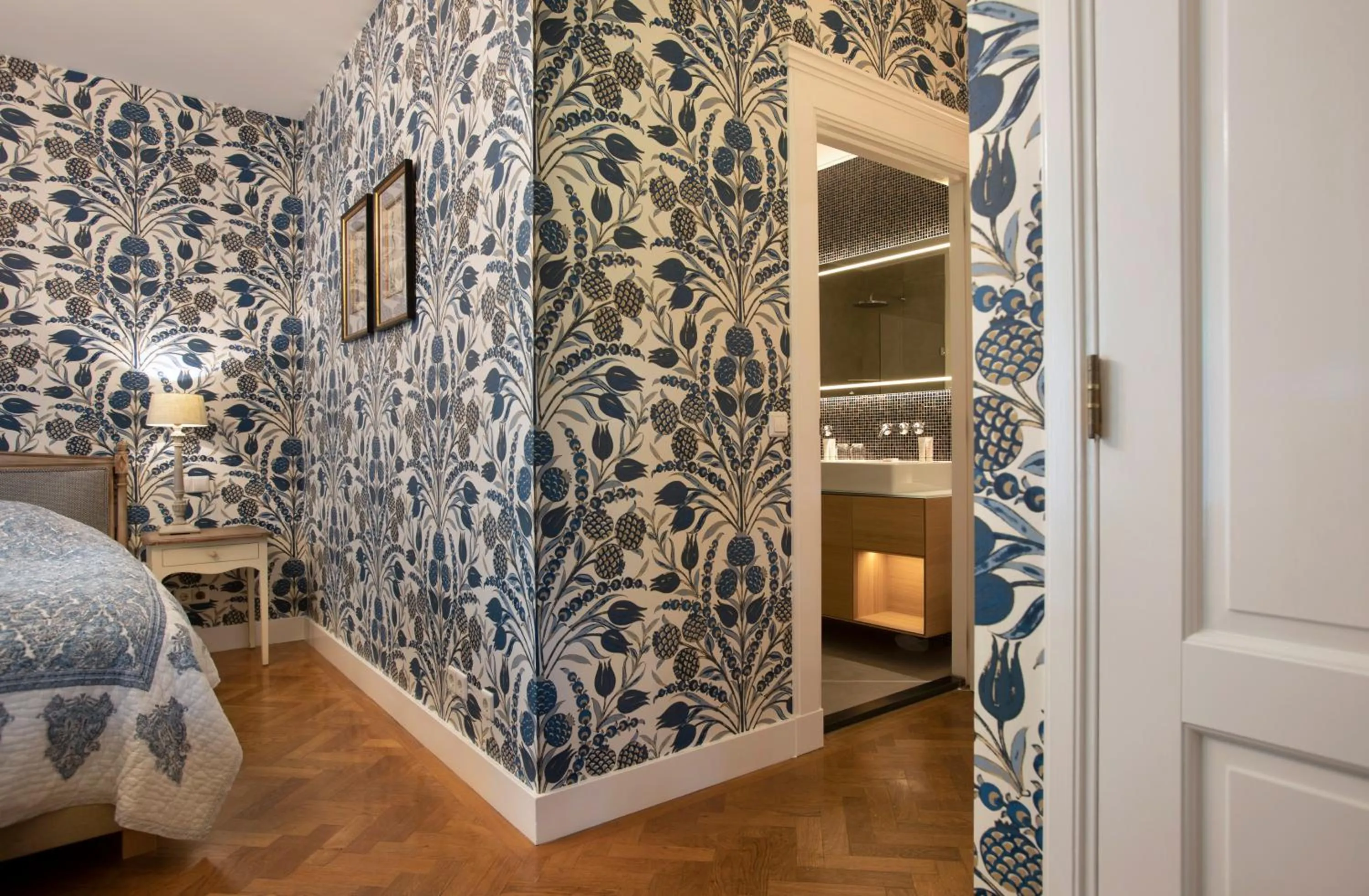 Bathroom, Bed in Relais & Chateaux Hotel Landgoed Het Roode Koper