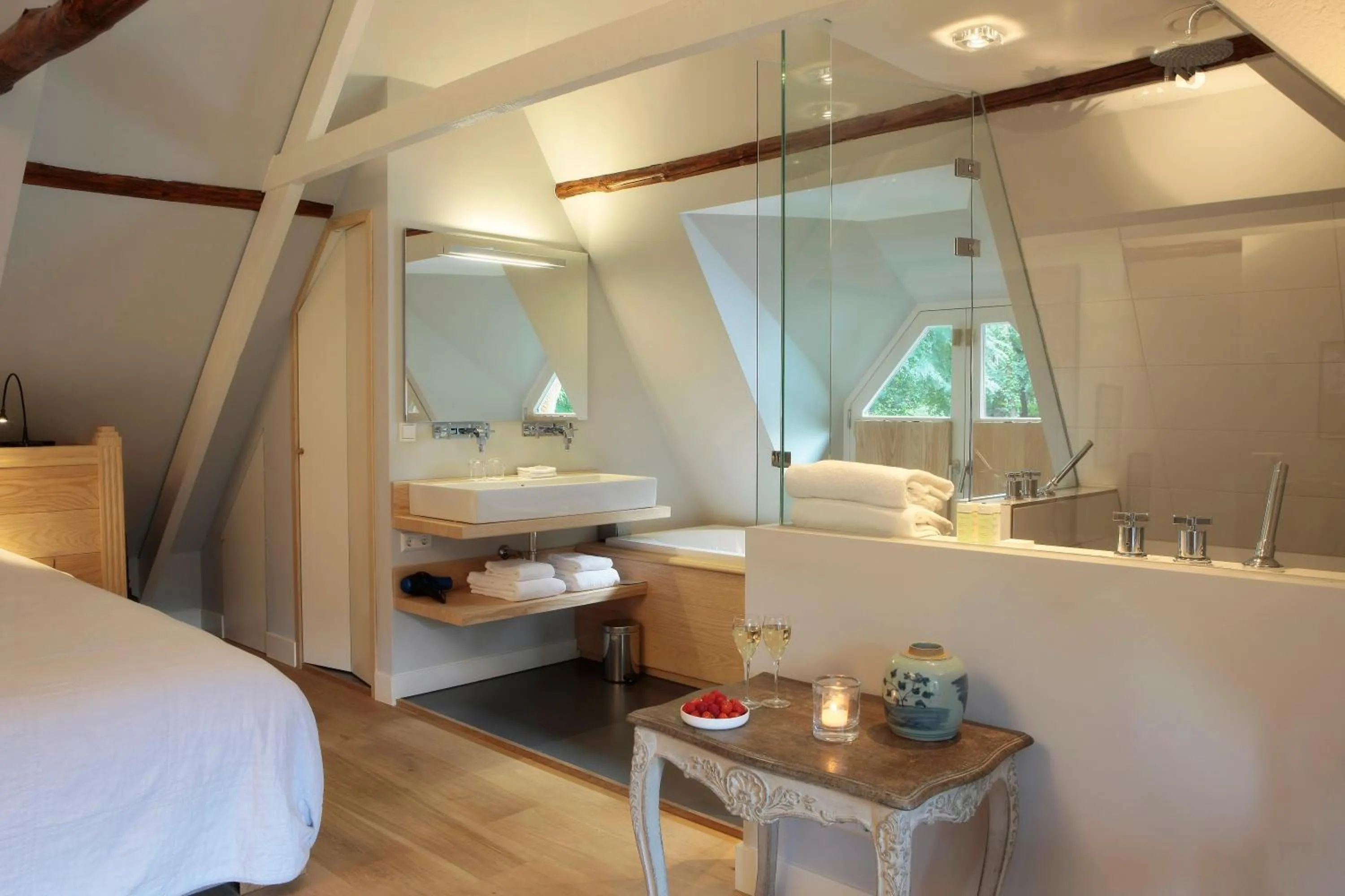 Bed in Relais & Chateaux Hotel Landgoed Het Roode Koper