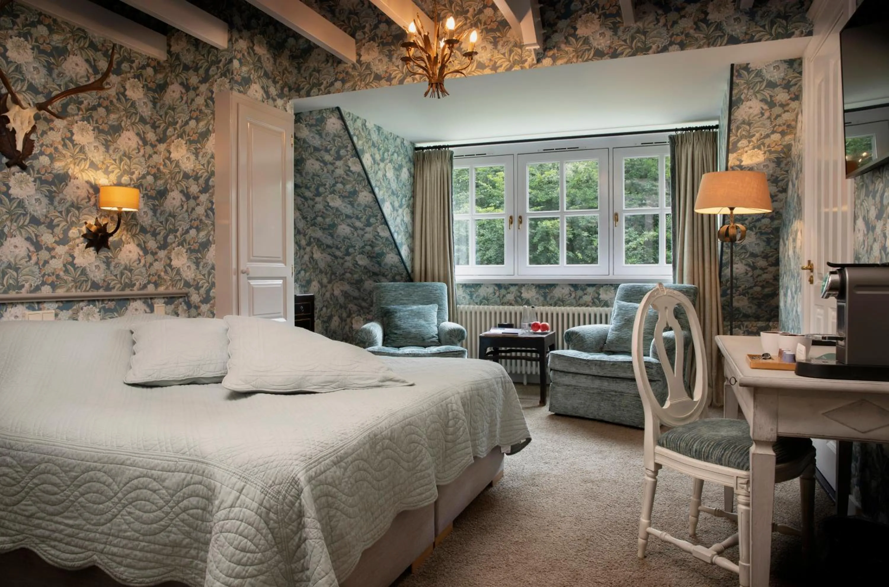 Photo of the whole room, Bed in Relais & Chateaux Hotel Landgoed Het Roode Koper