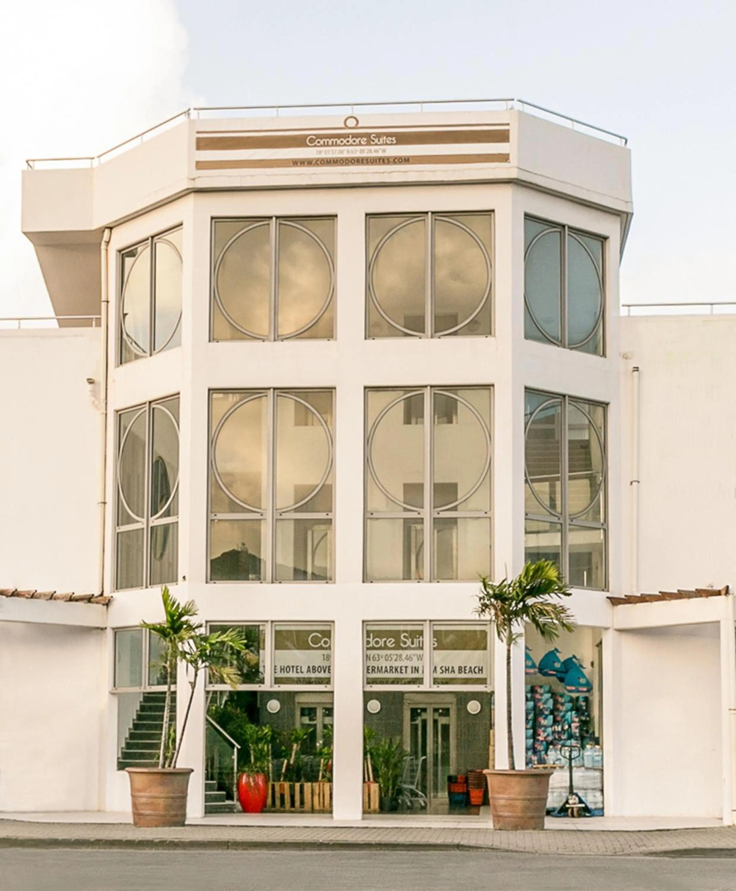 Facade/entrance in Commodore Suites