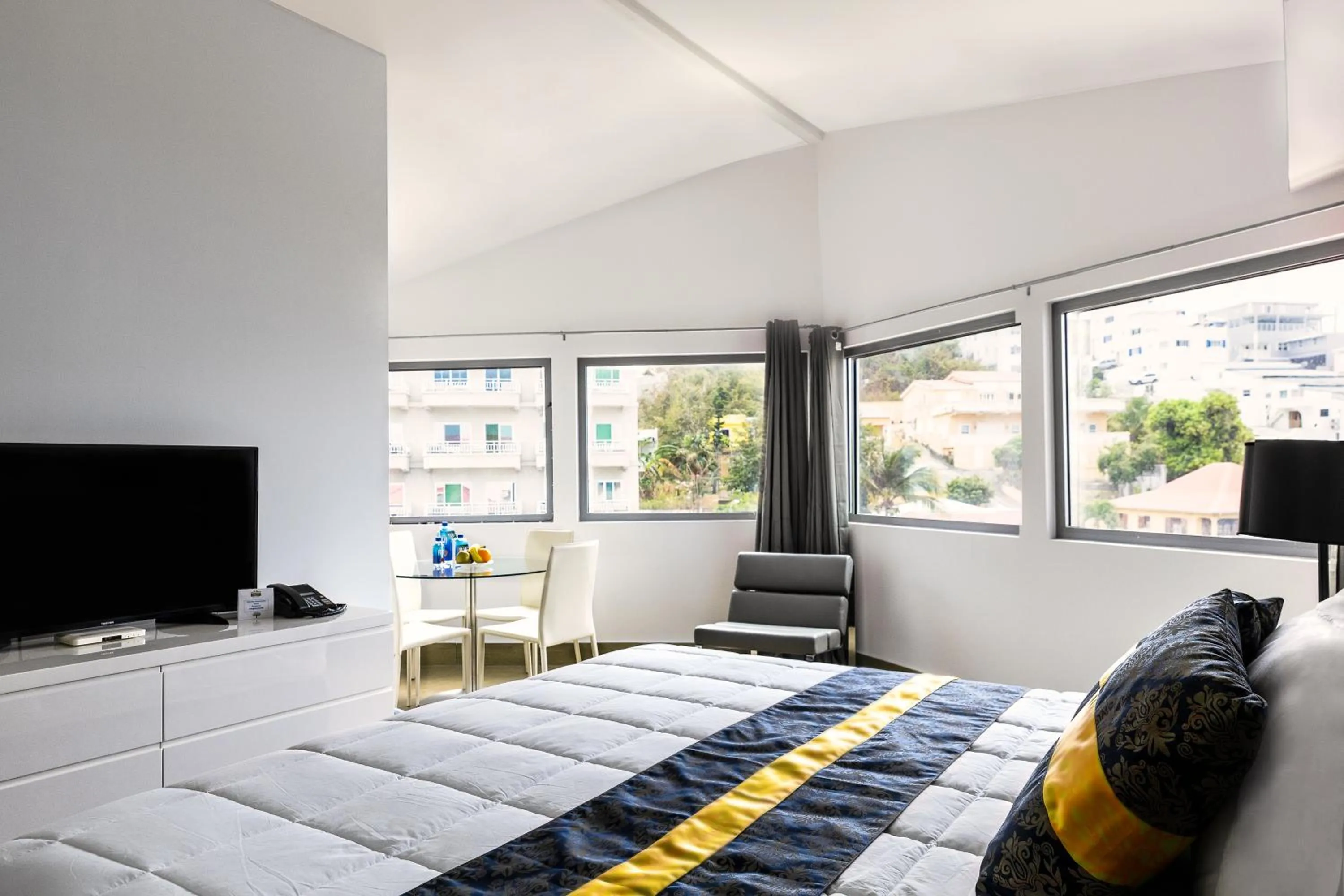 Bedroom, Bed in Commodore Suites