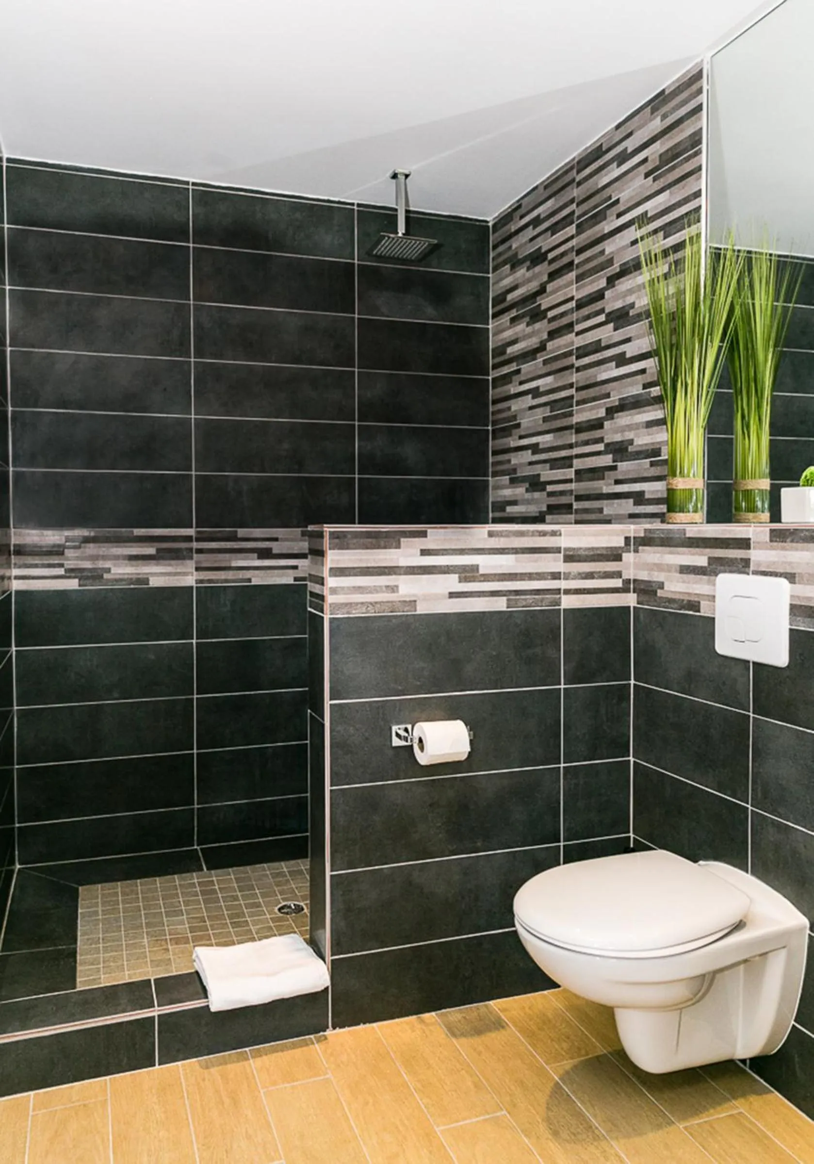 Bathroom in Commodore Suites