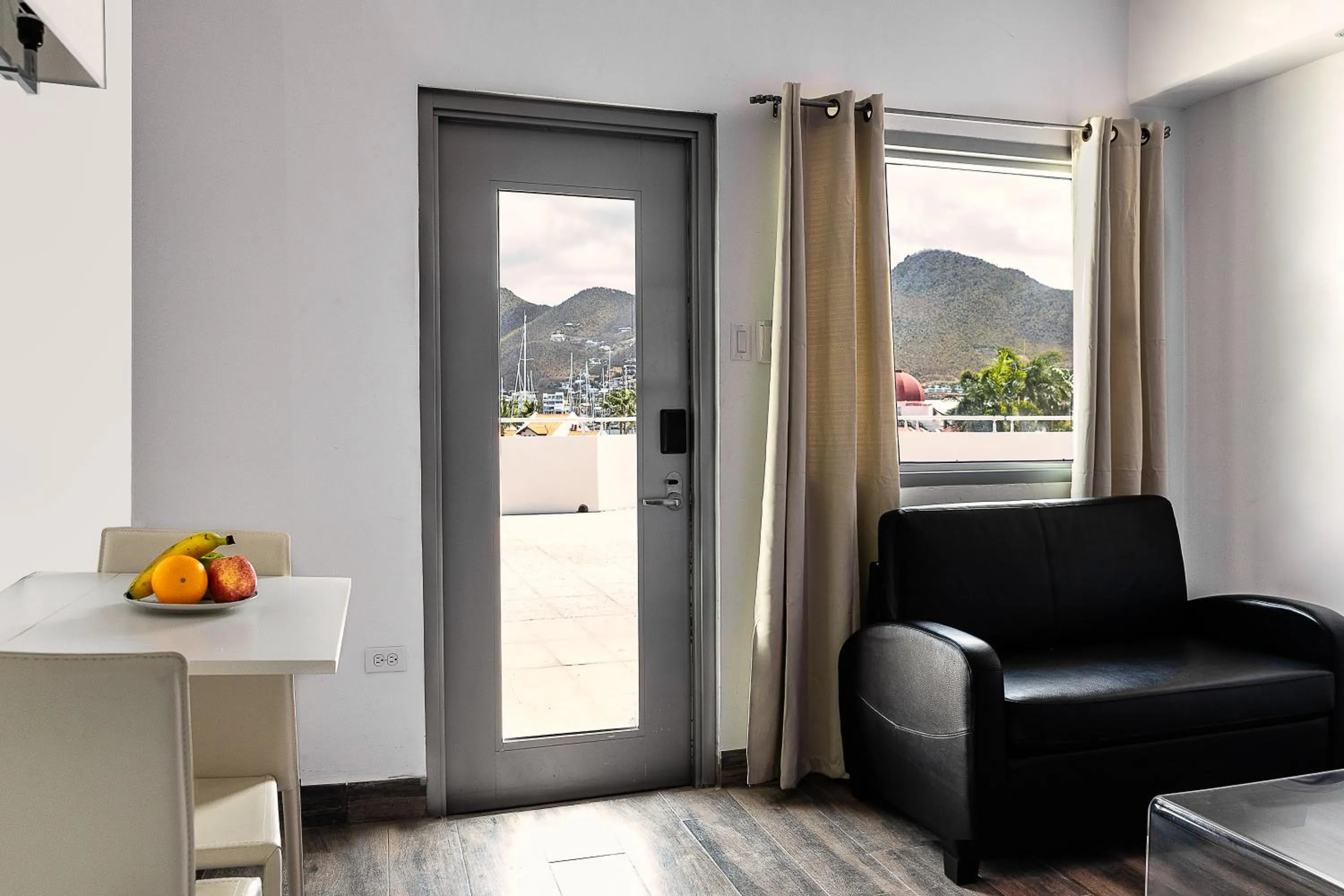 Living room in Commodore Suites