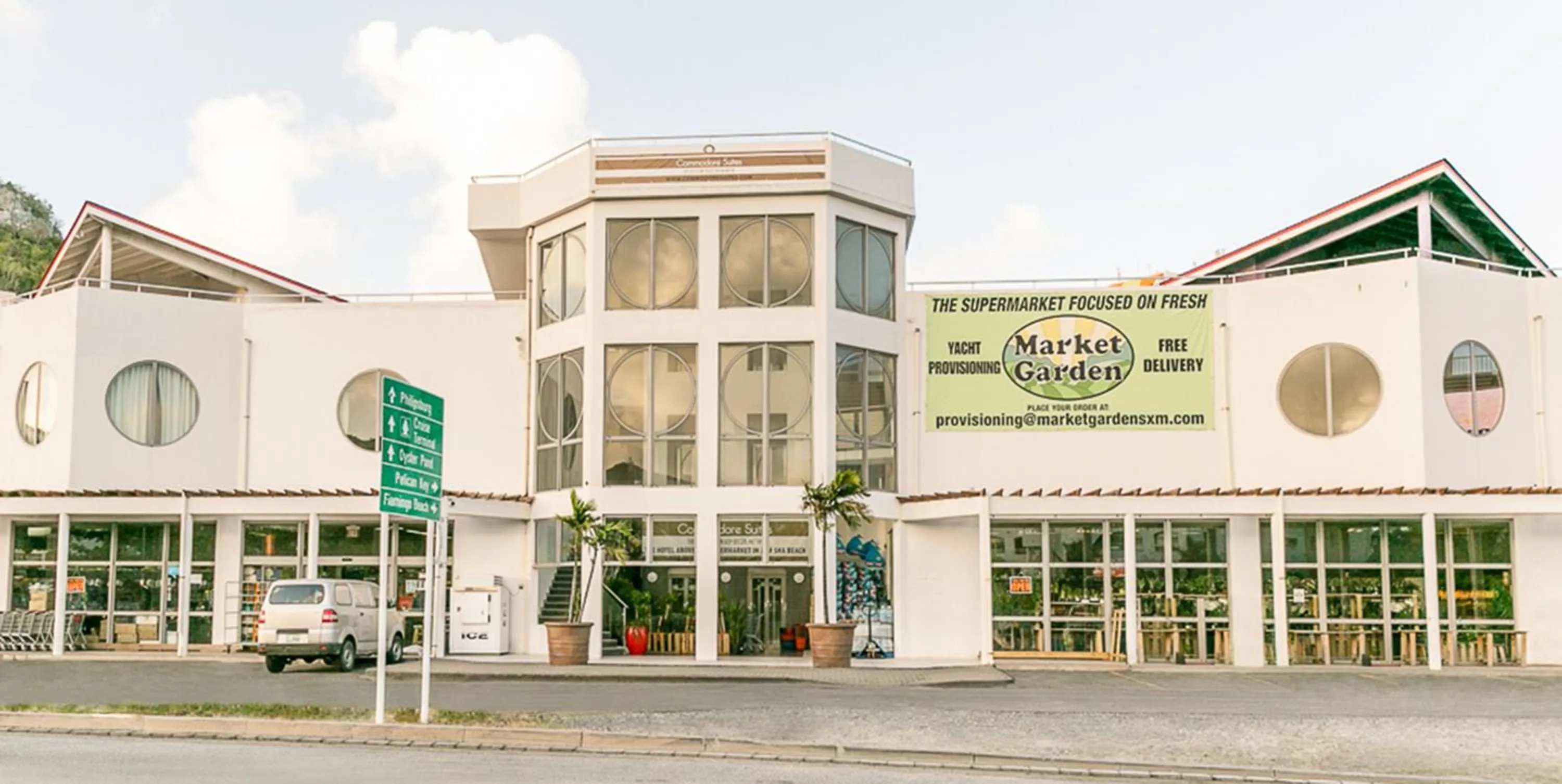 Facade/entrance in Commodore Suites
