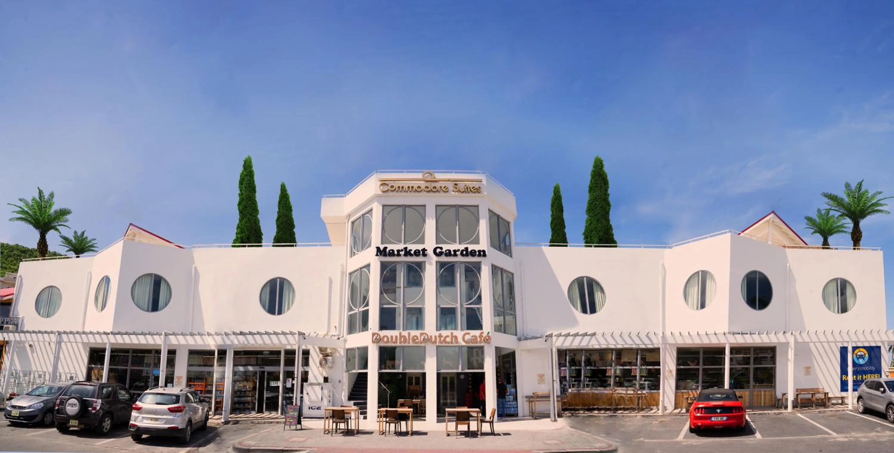 Facade/entrance in Commodore Suites