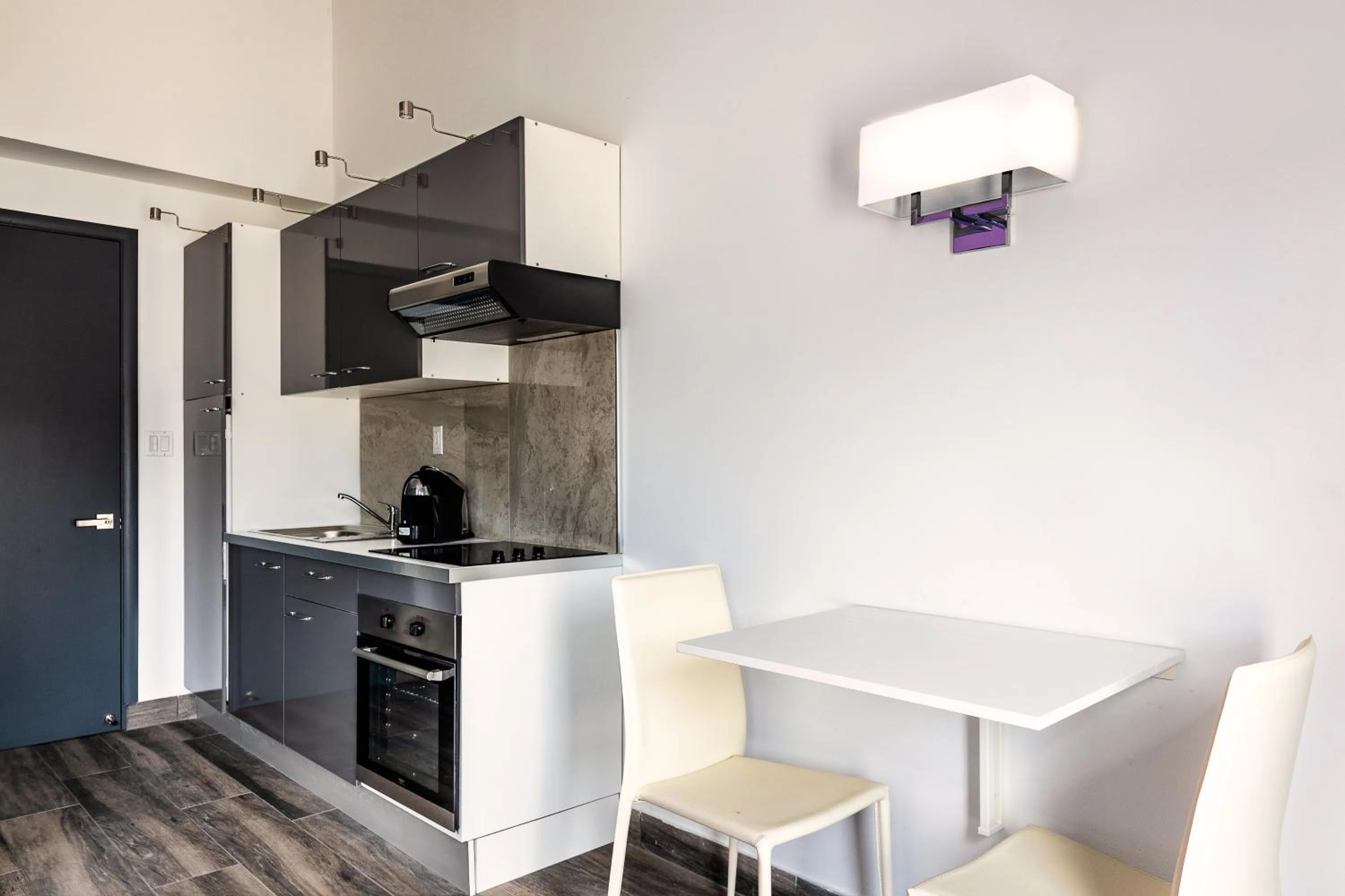 Dining area in Commodore Suites