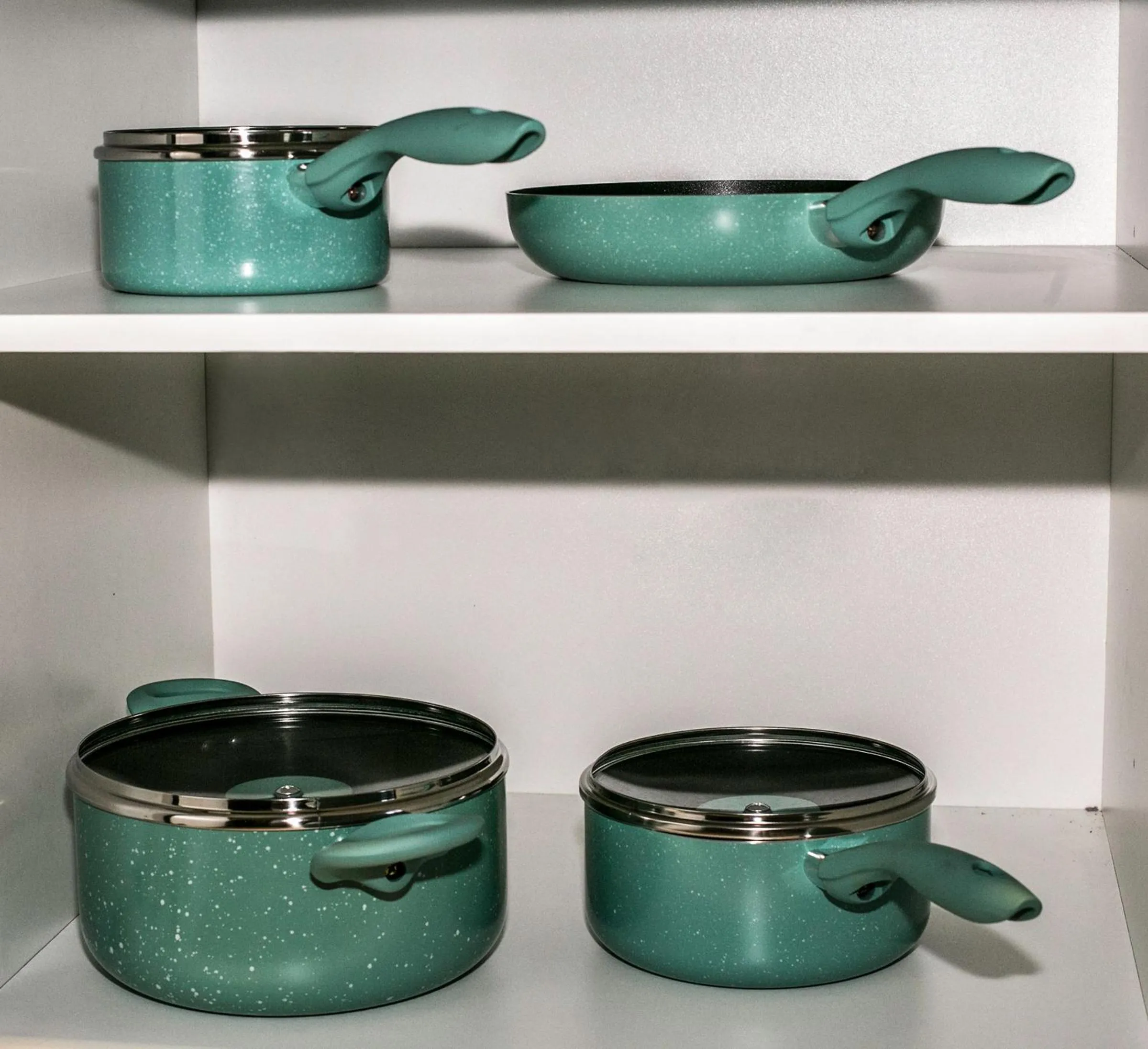 Kitchen or kitchenette in Commodore Suites