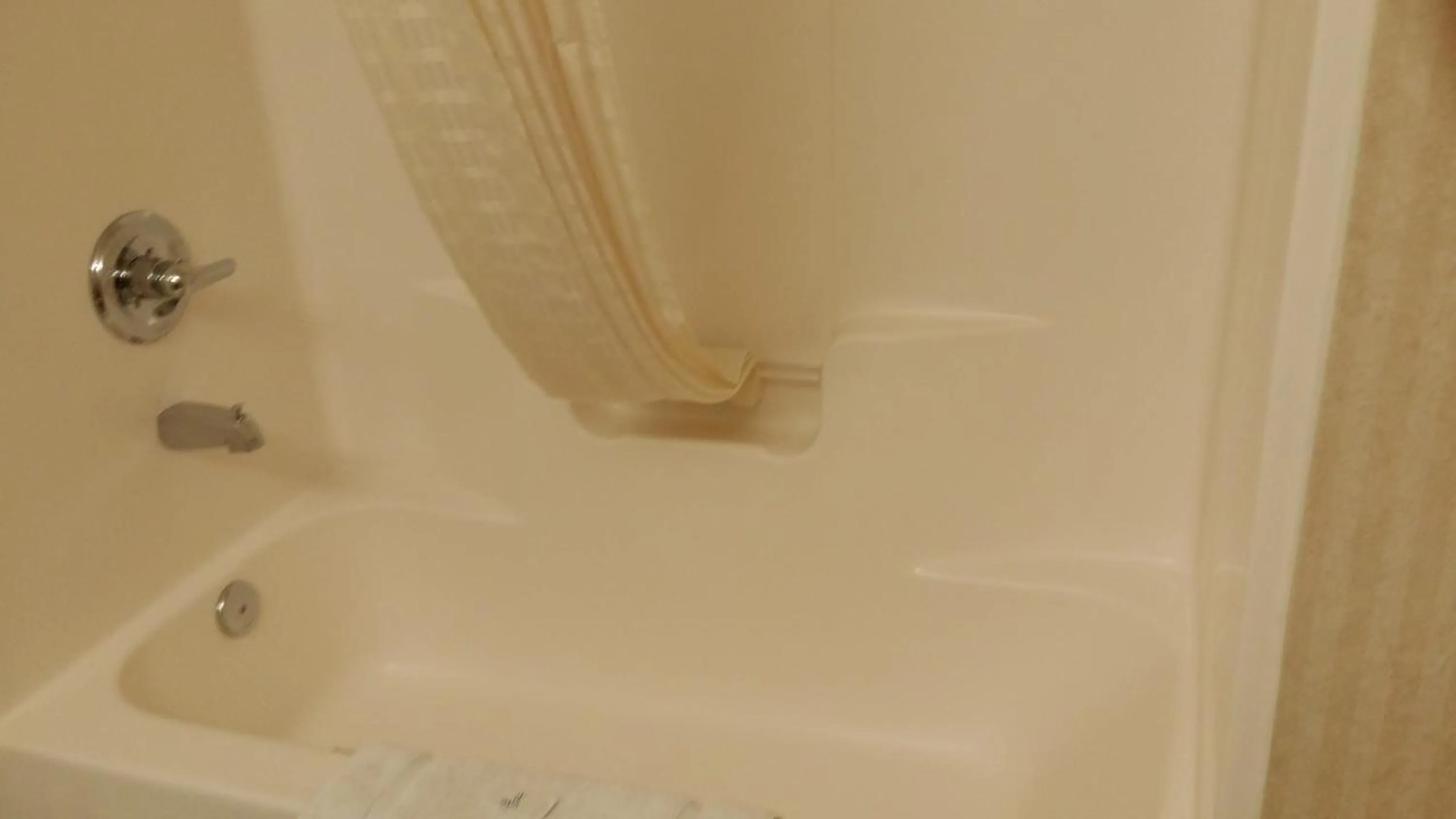 Bed in Scotland Neck Inn