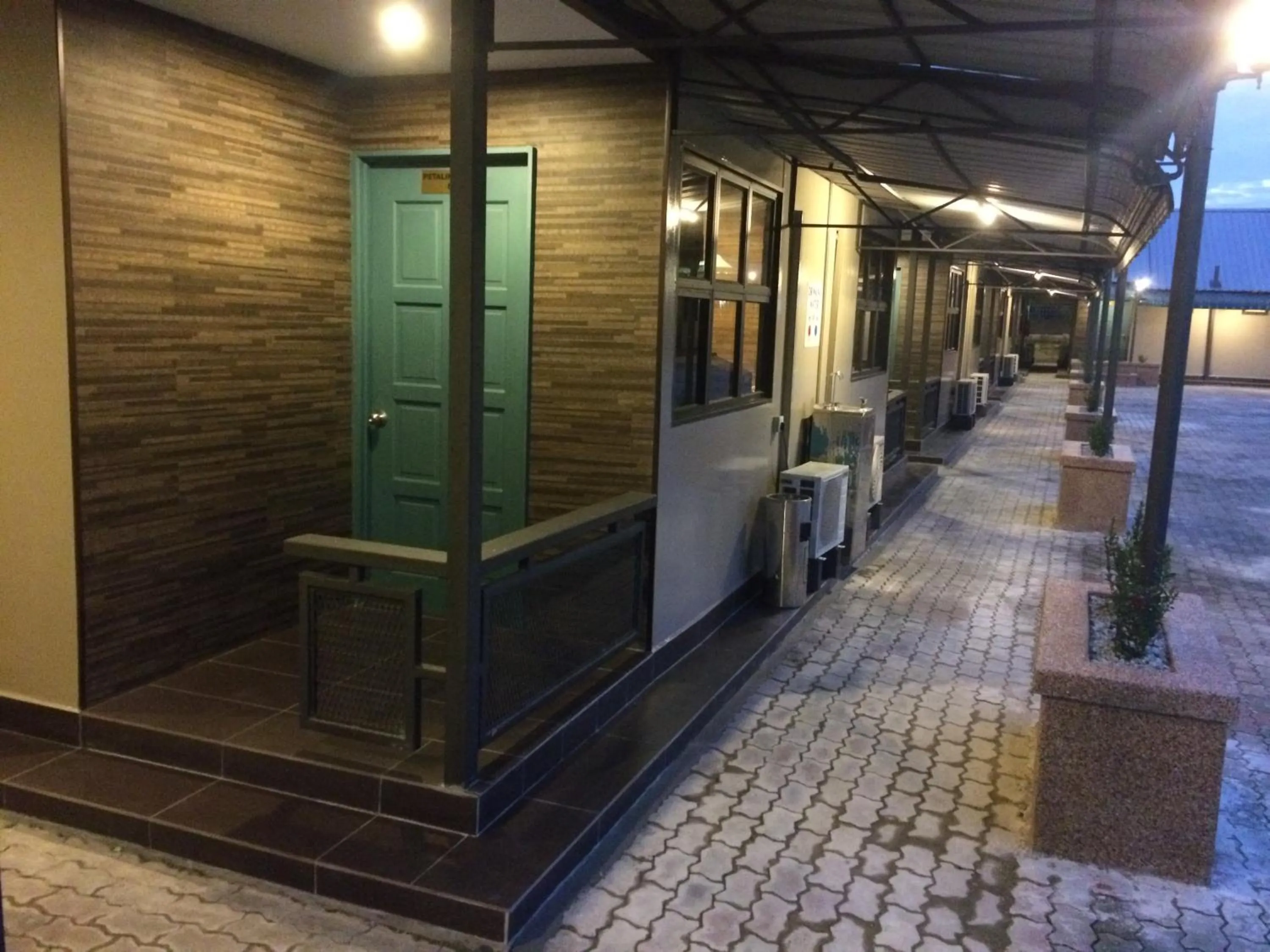 Patio in Talents Motor Park Hotel