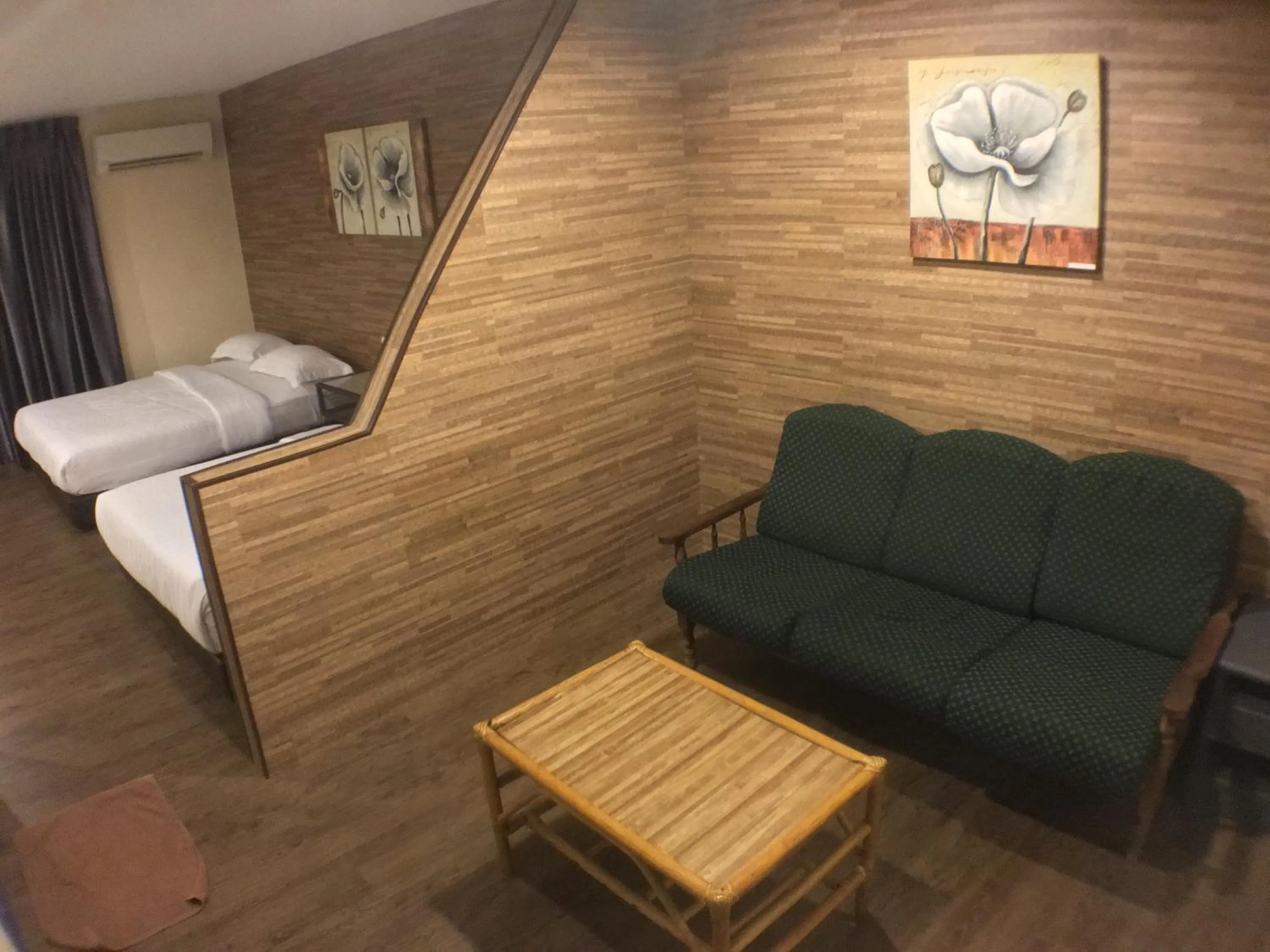 Living room, Bed in Talents Motor Park Hotel