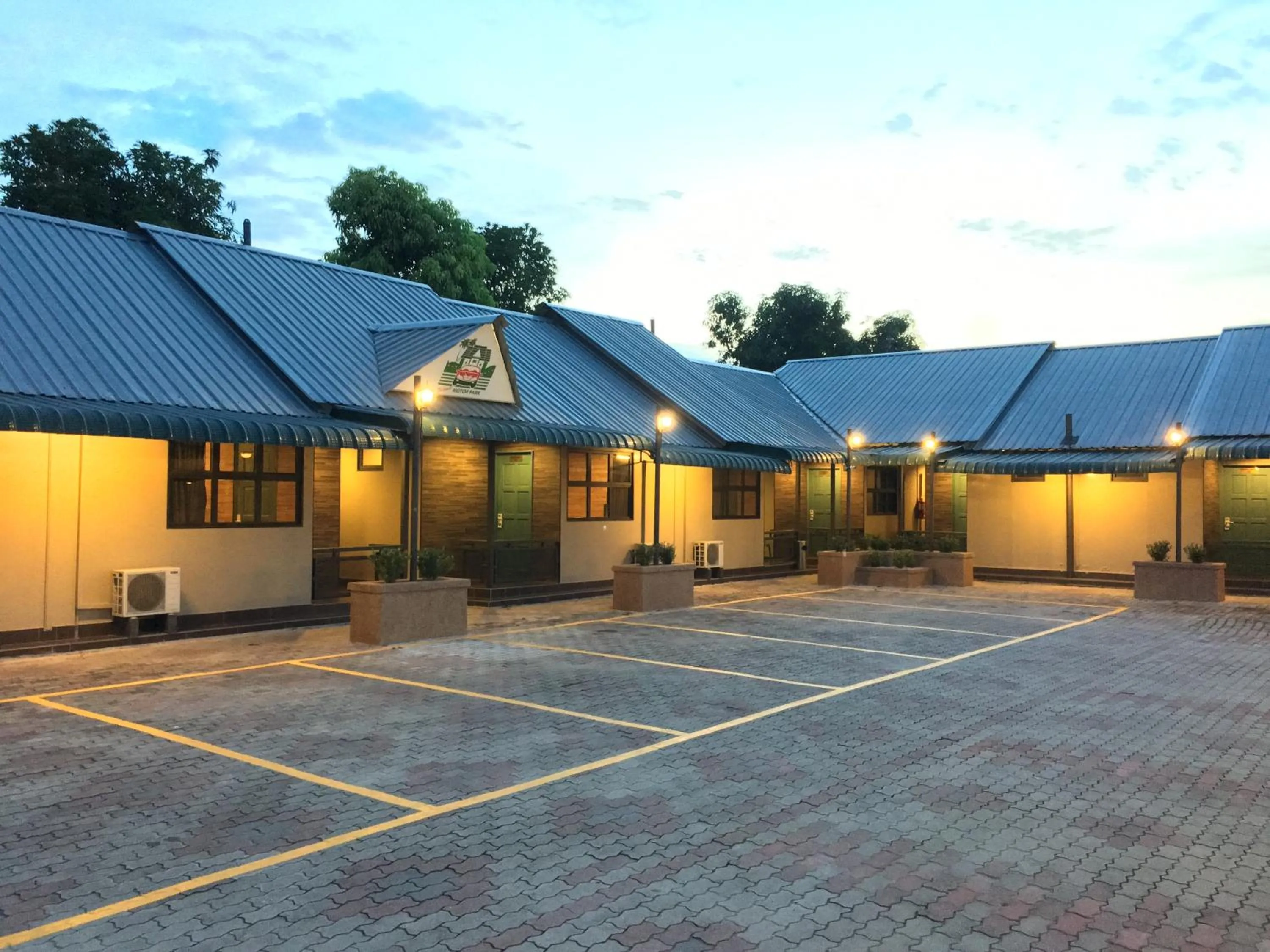 Patio in Talents Motor Park Hotel