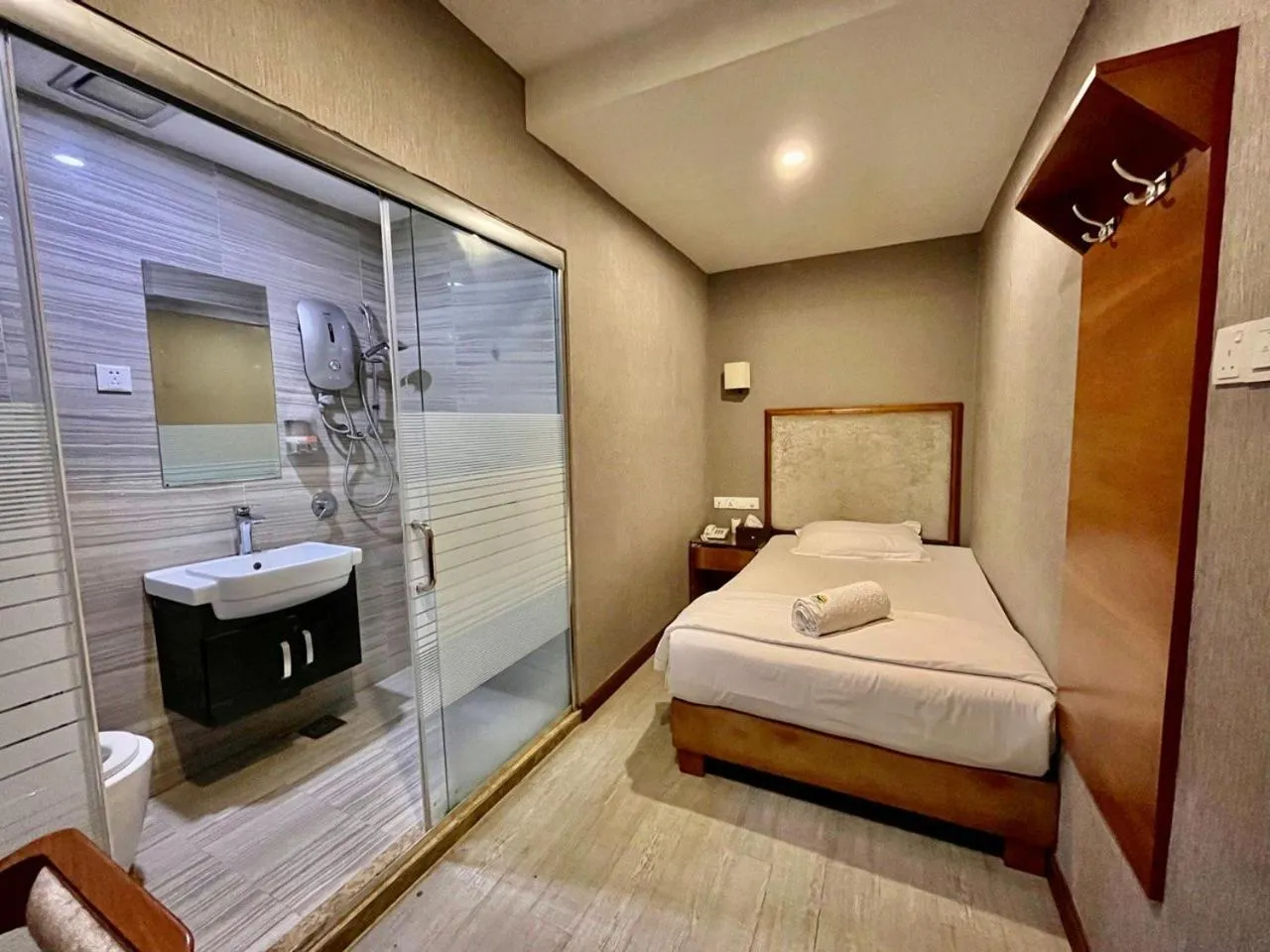 Bedroom, Bed in Fan Holiday Hotel