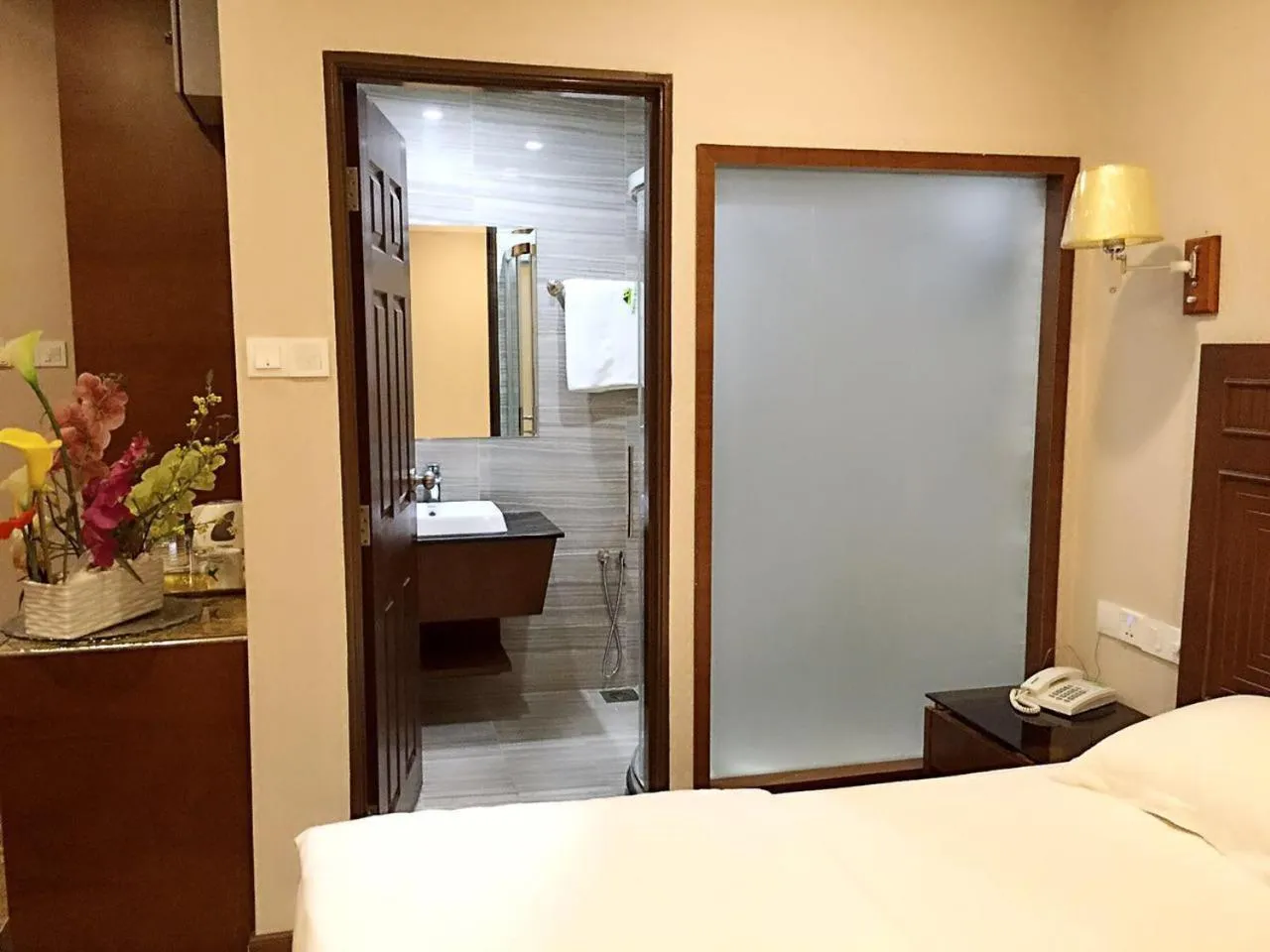 Bathroom, Bed in Fan Holiday Hotel