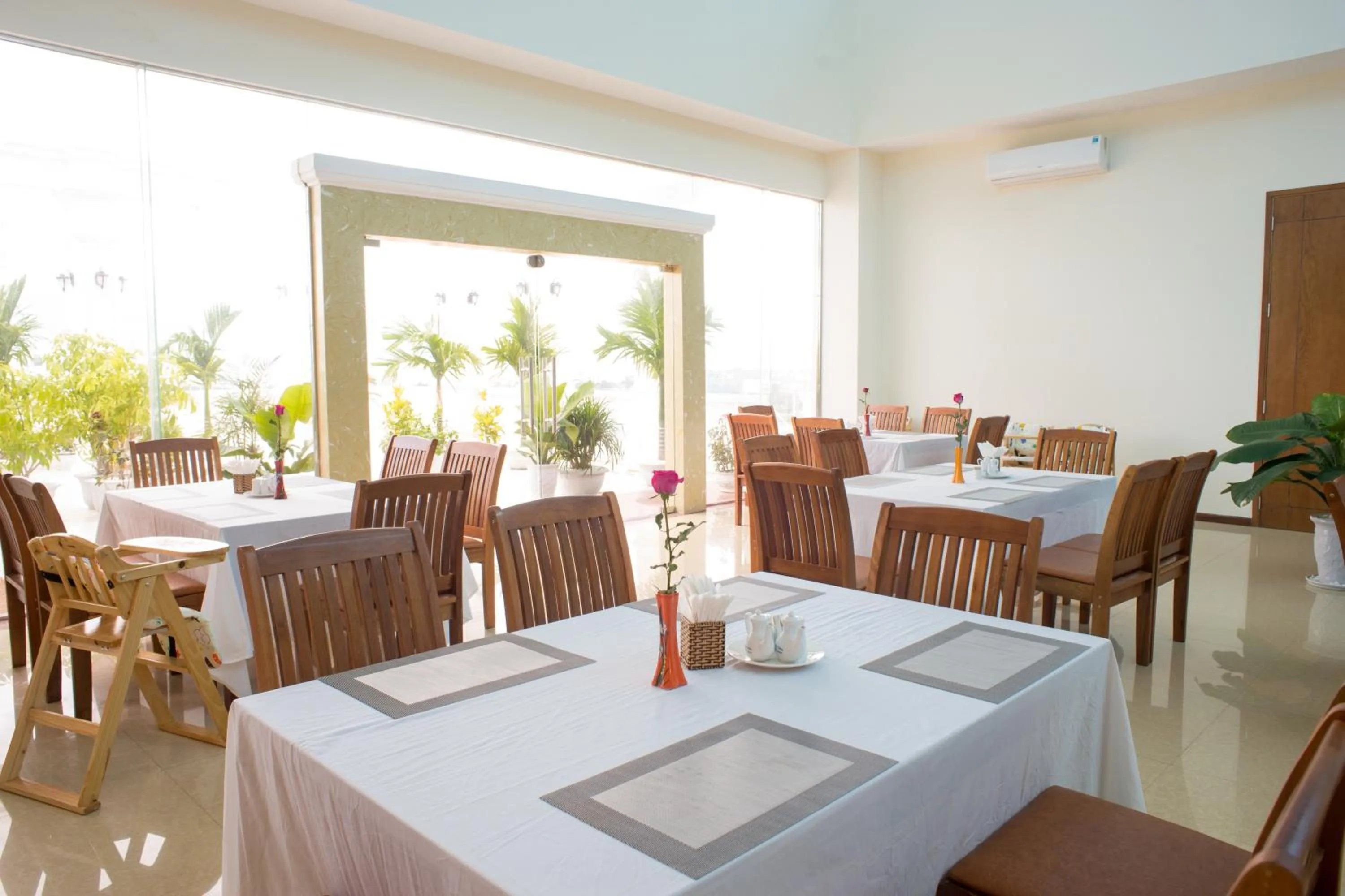 Restaurant/places to eat in Centre Hotel