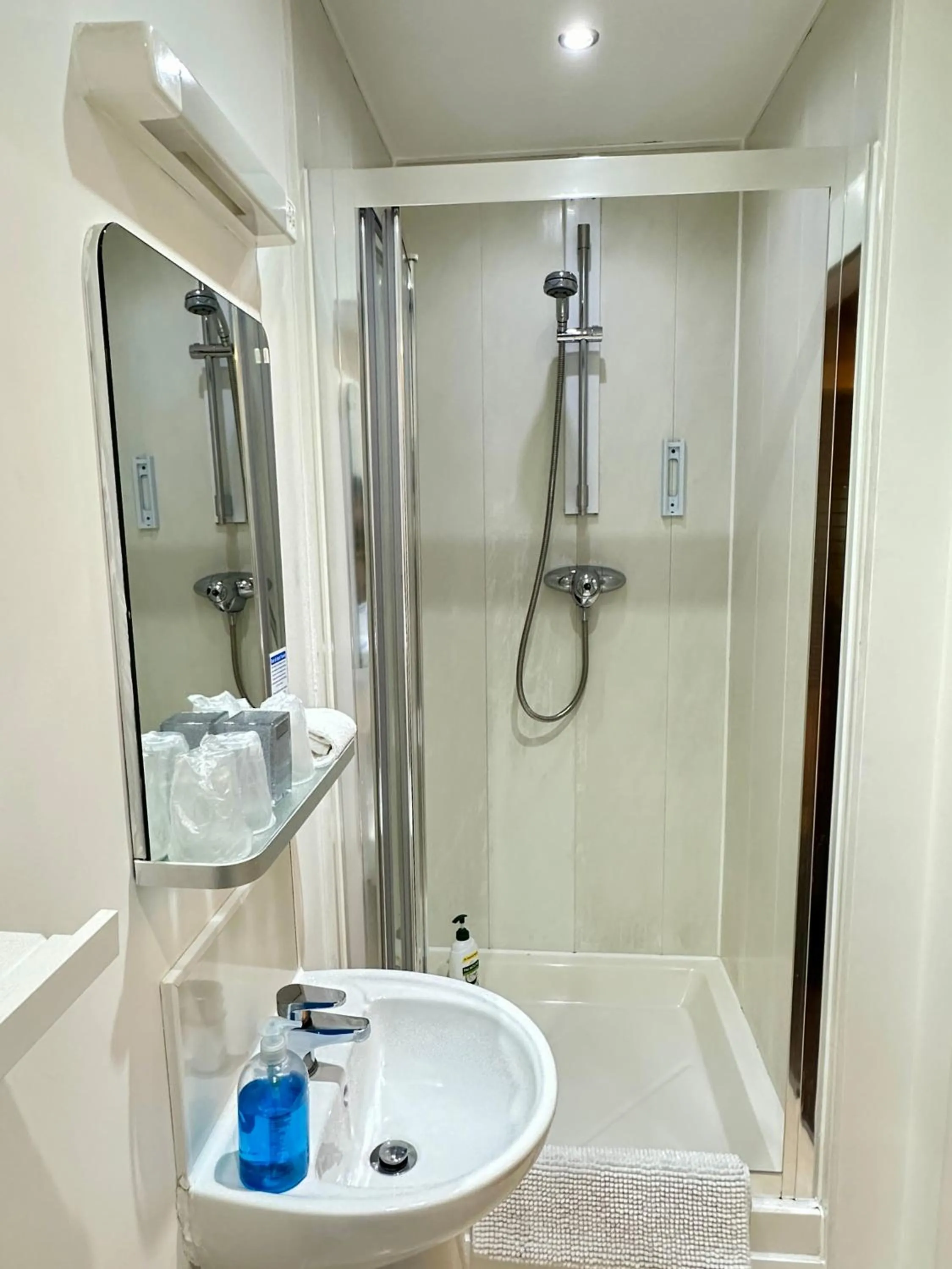 Shower in The Elbow Room