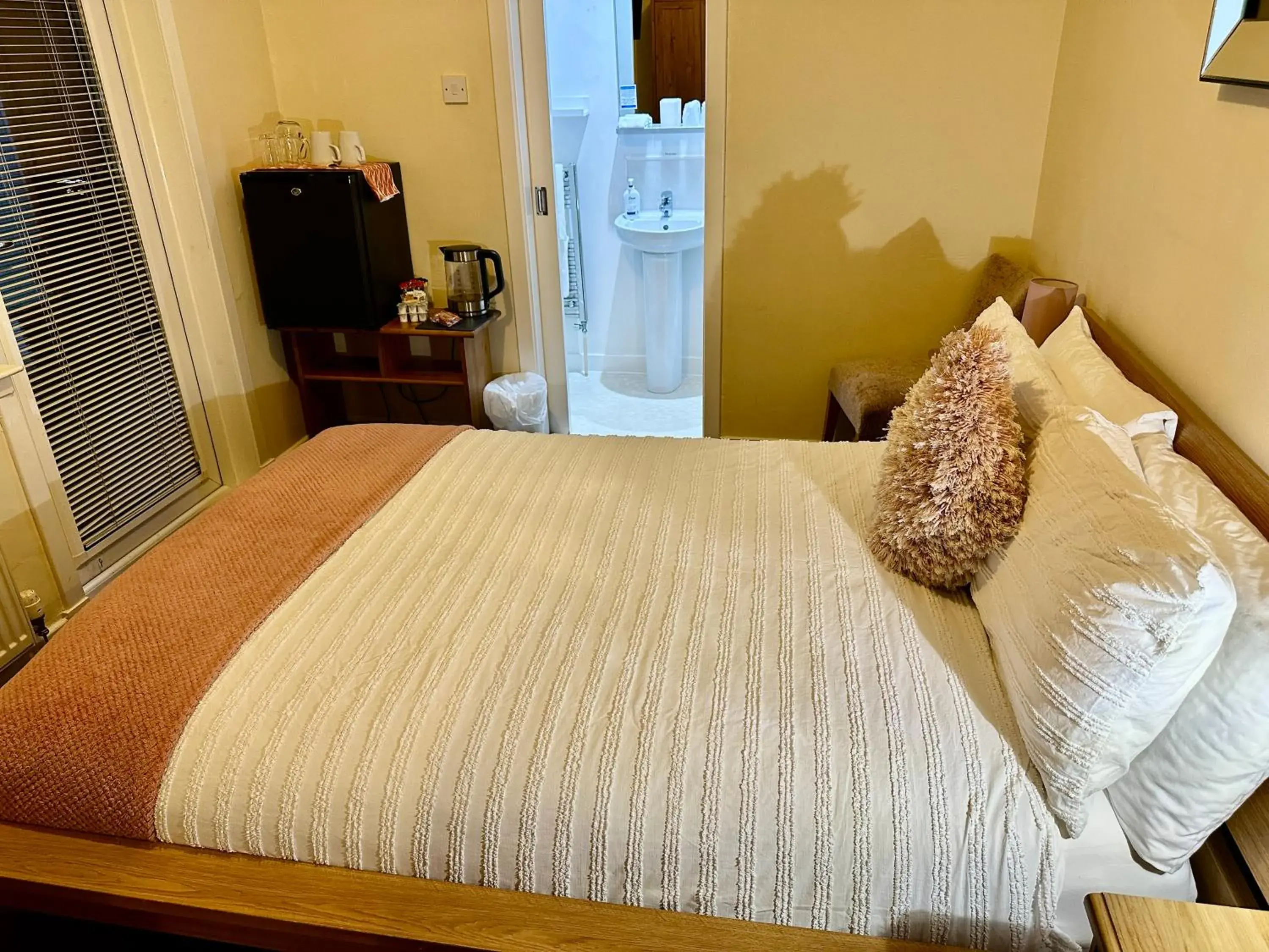 Small Double Room in The Elbow Room Small Double Room in The Elbow Room