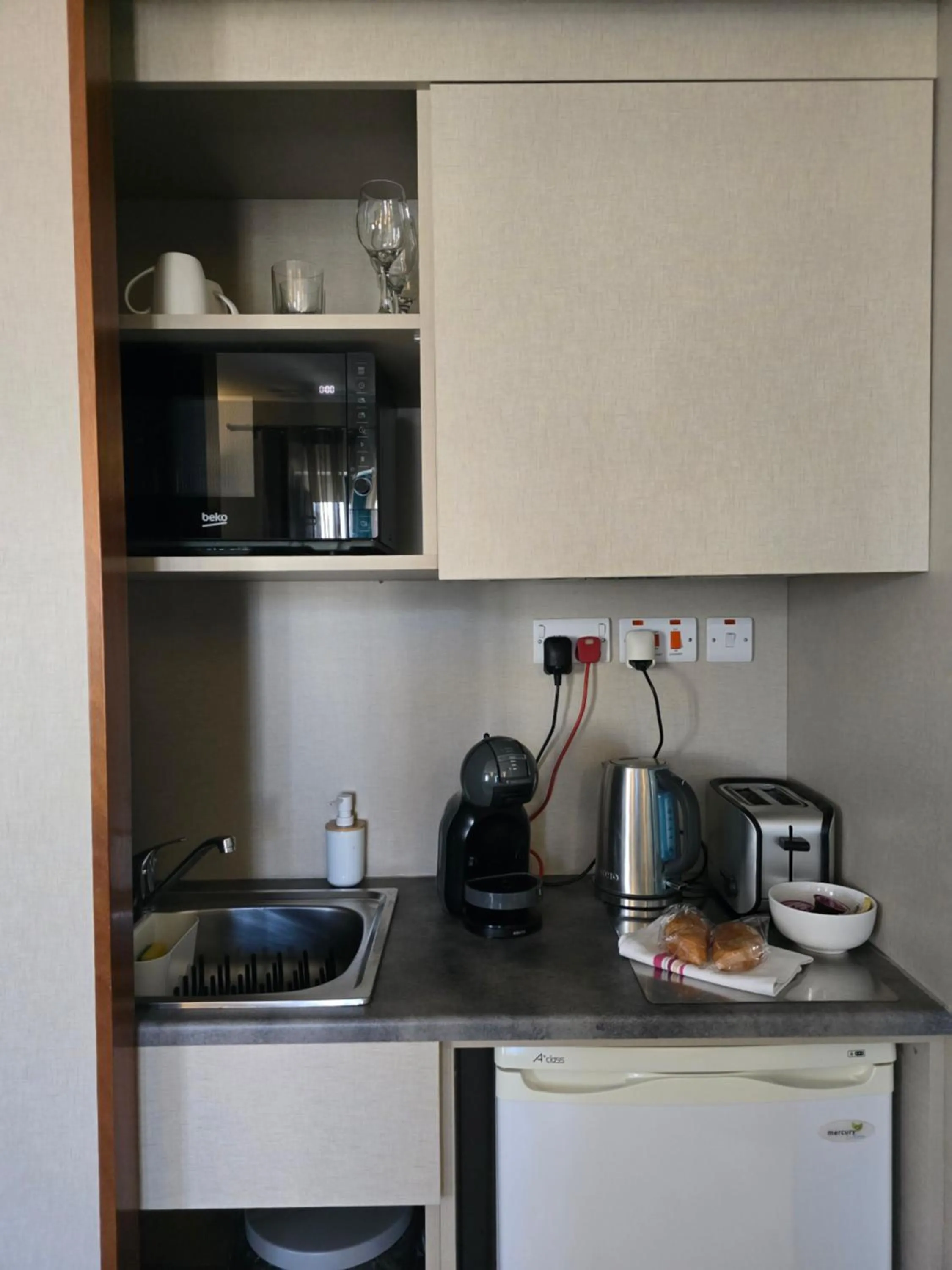 Coffee/tea facilities in D Townhouse Boutique Suites