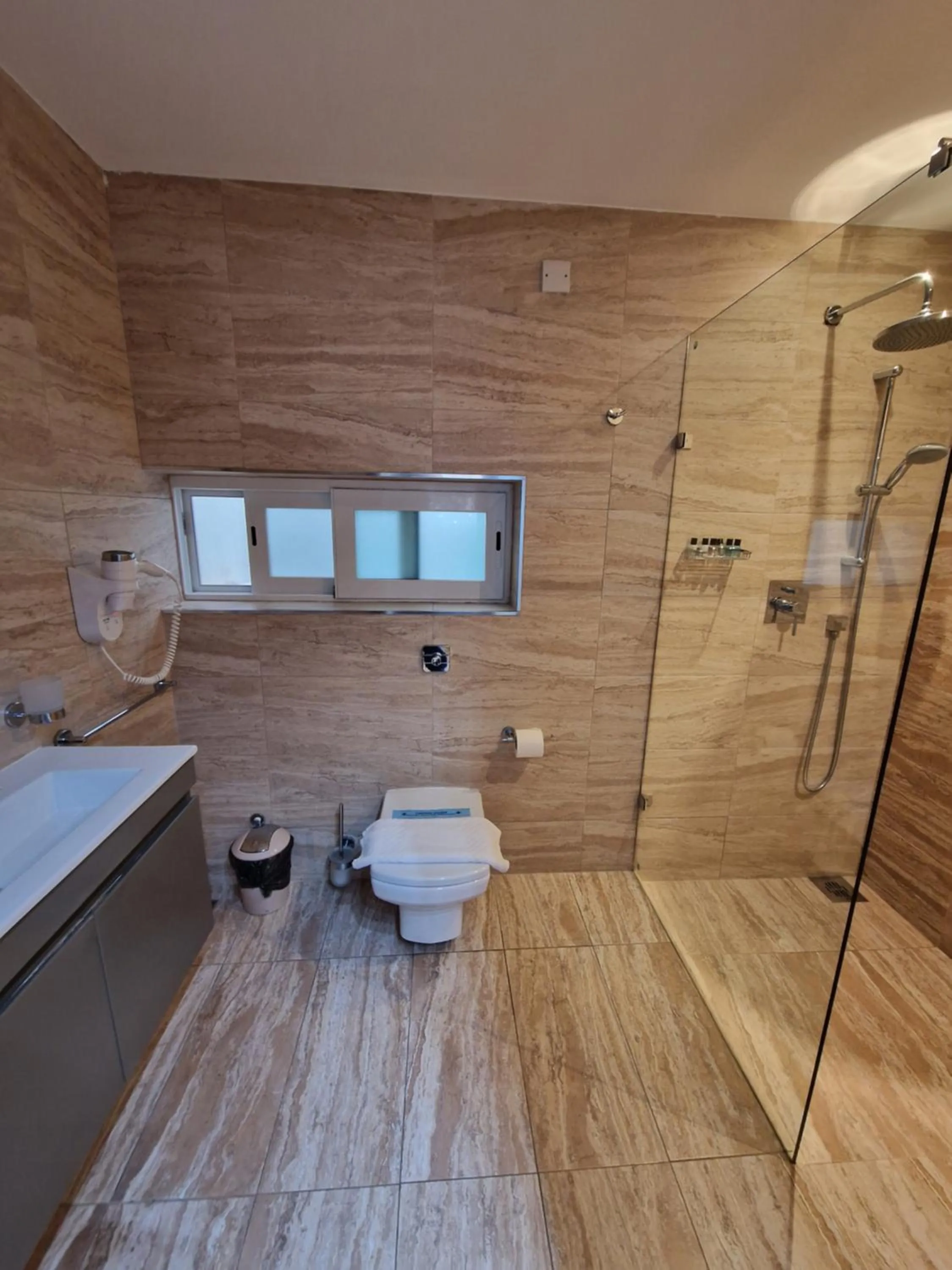 Shower in D Townhouse Boutique Suites