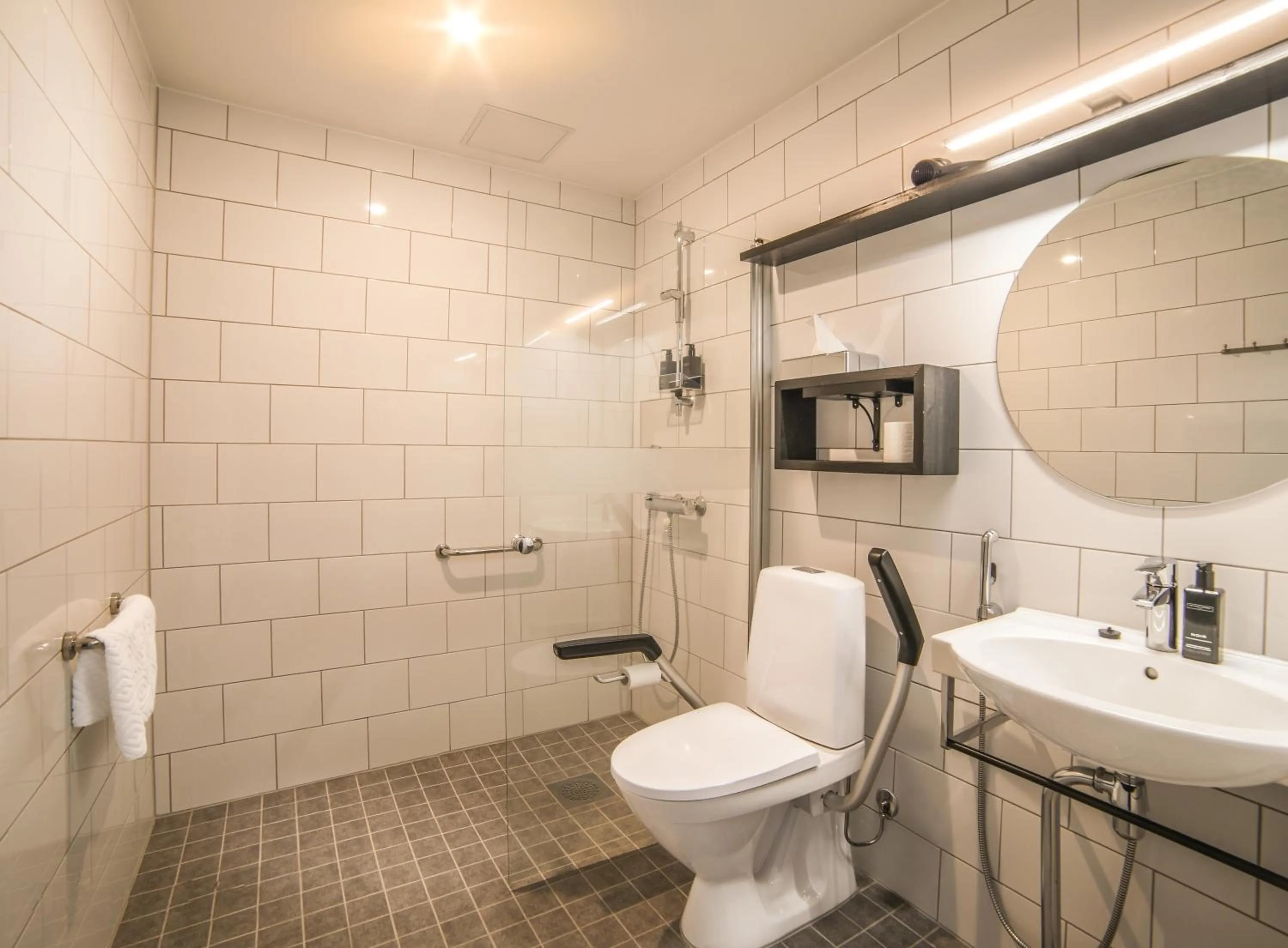 Shower in Hotelli HiljaHelena