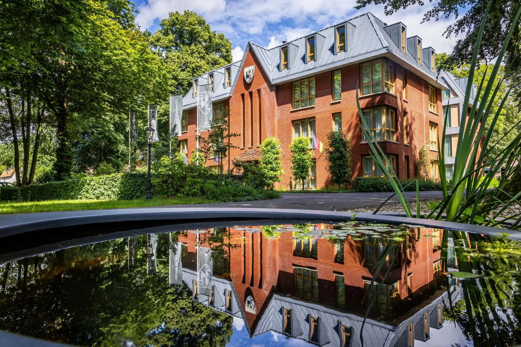 Property building in Hof van Putten