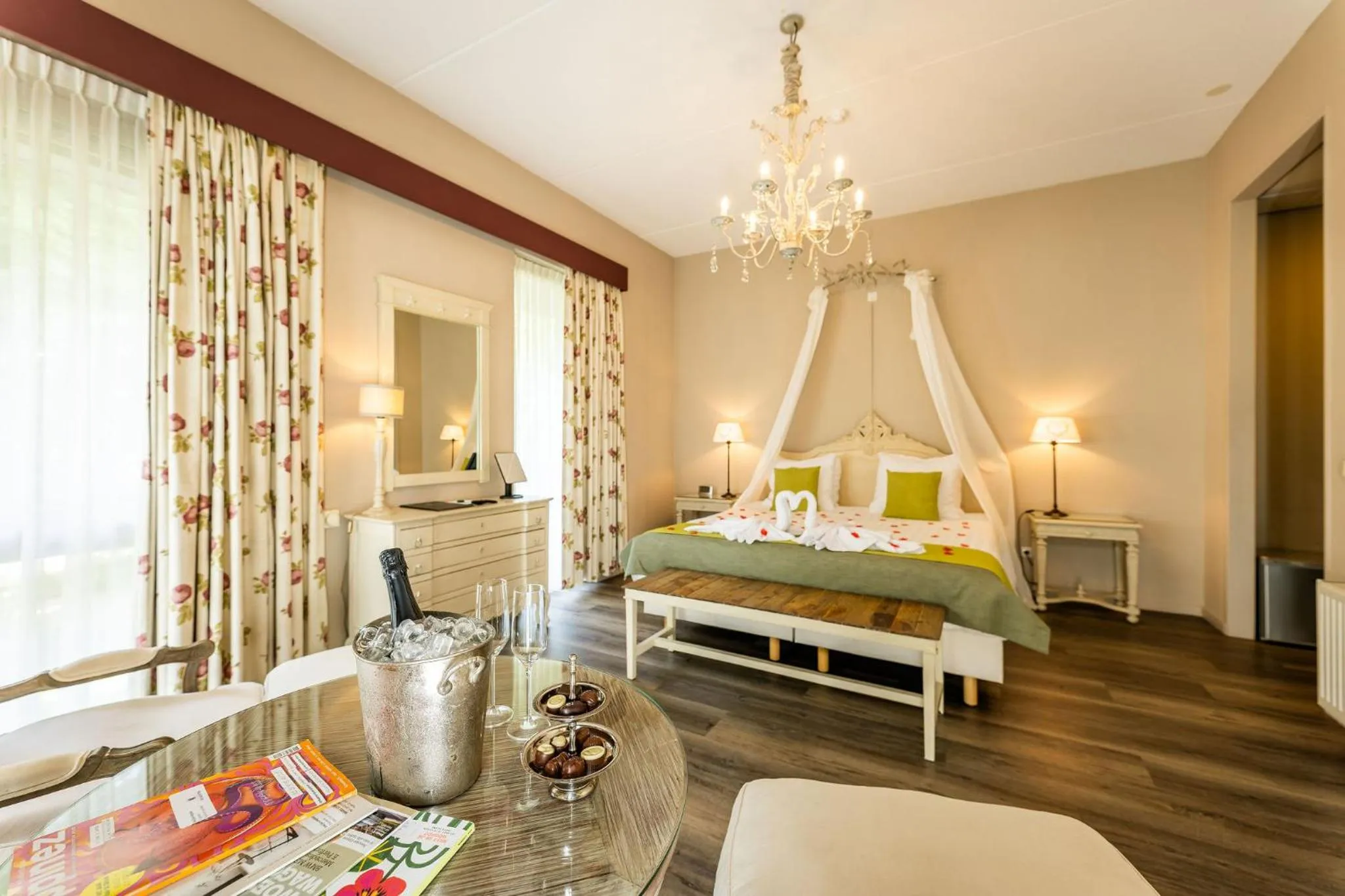 Property building, Bed in Hof van Putten