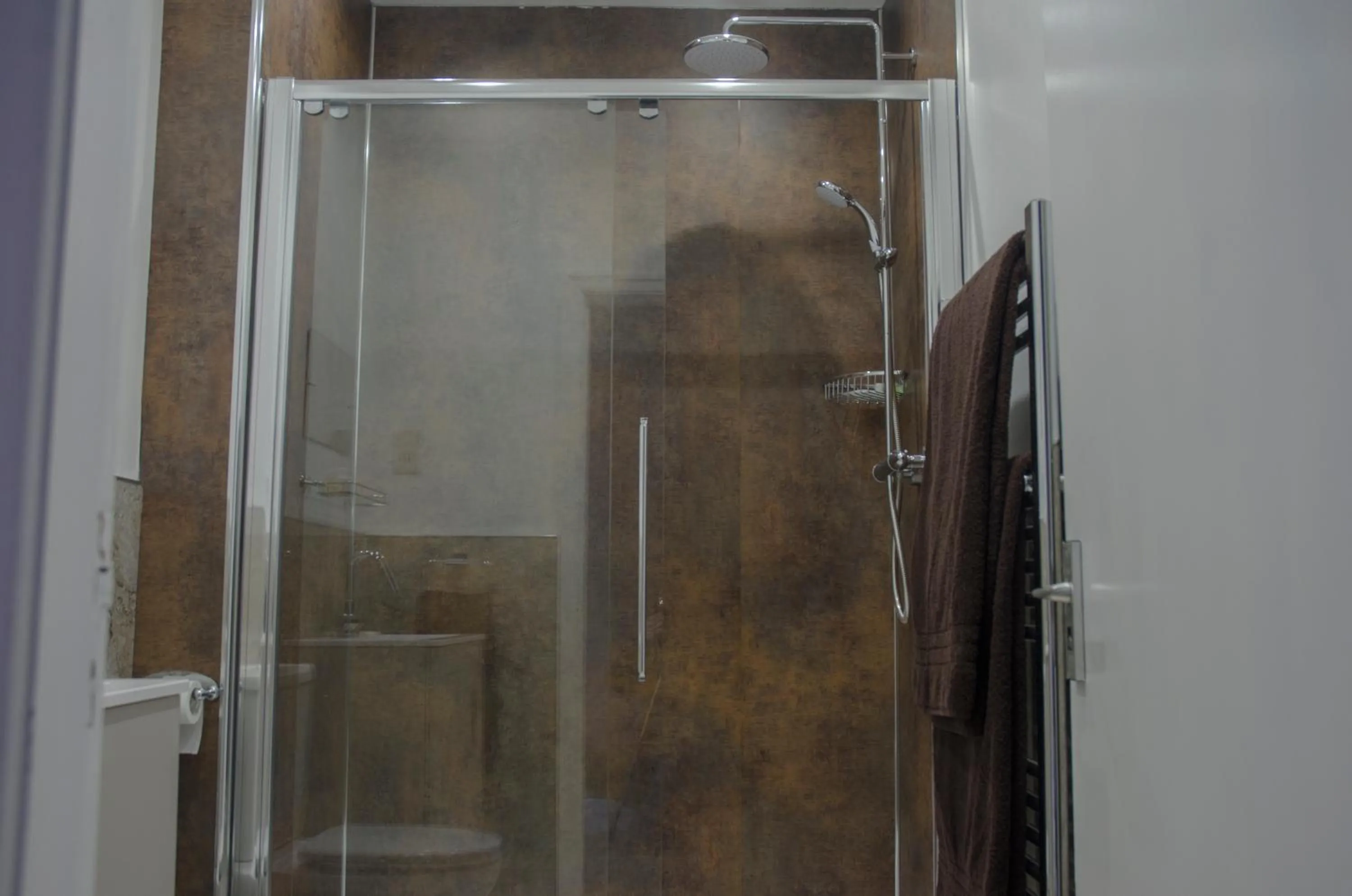 Shower in The Sun Inn