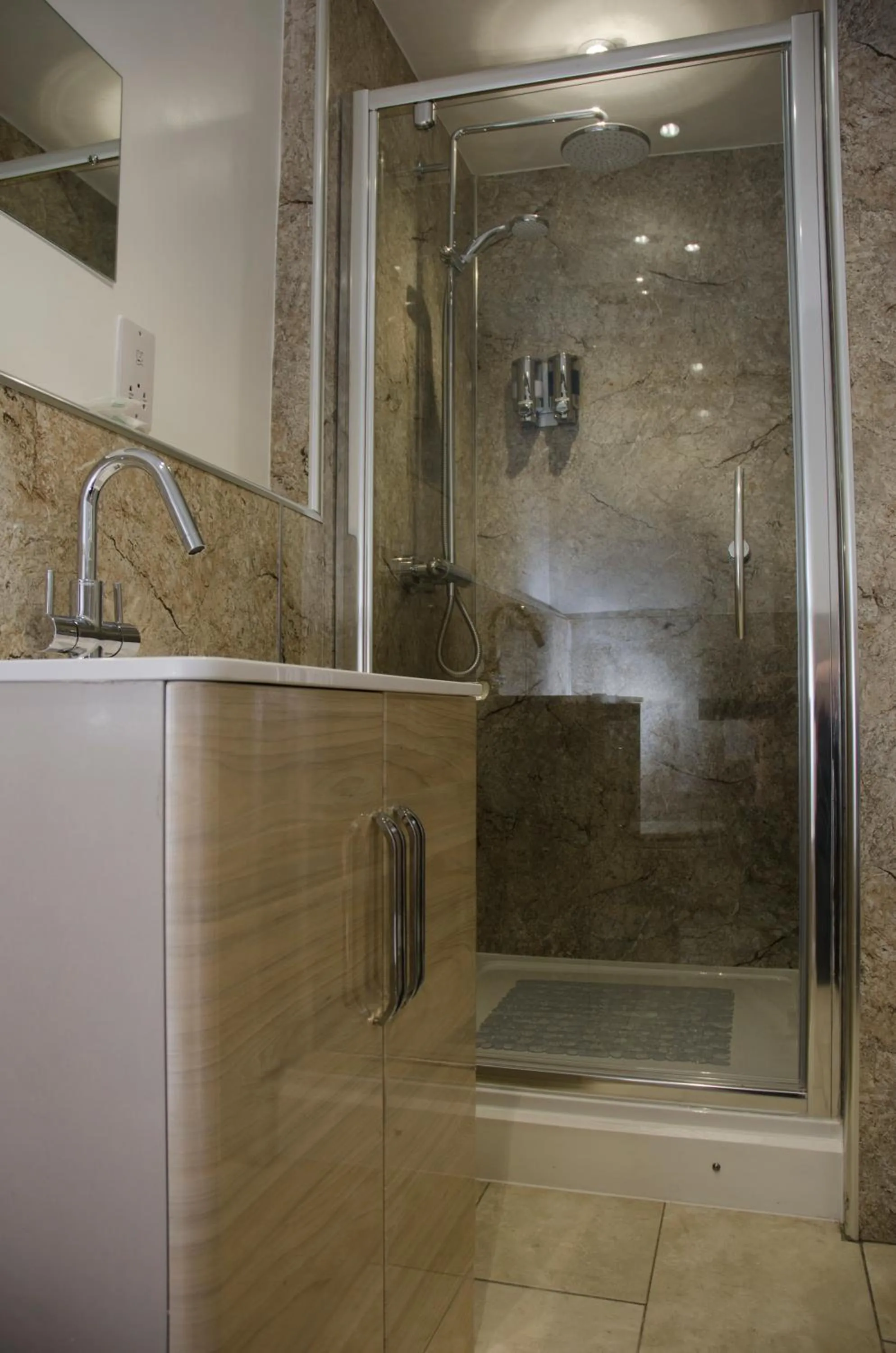 Shower in The Sun Inn